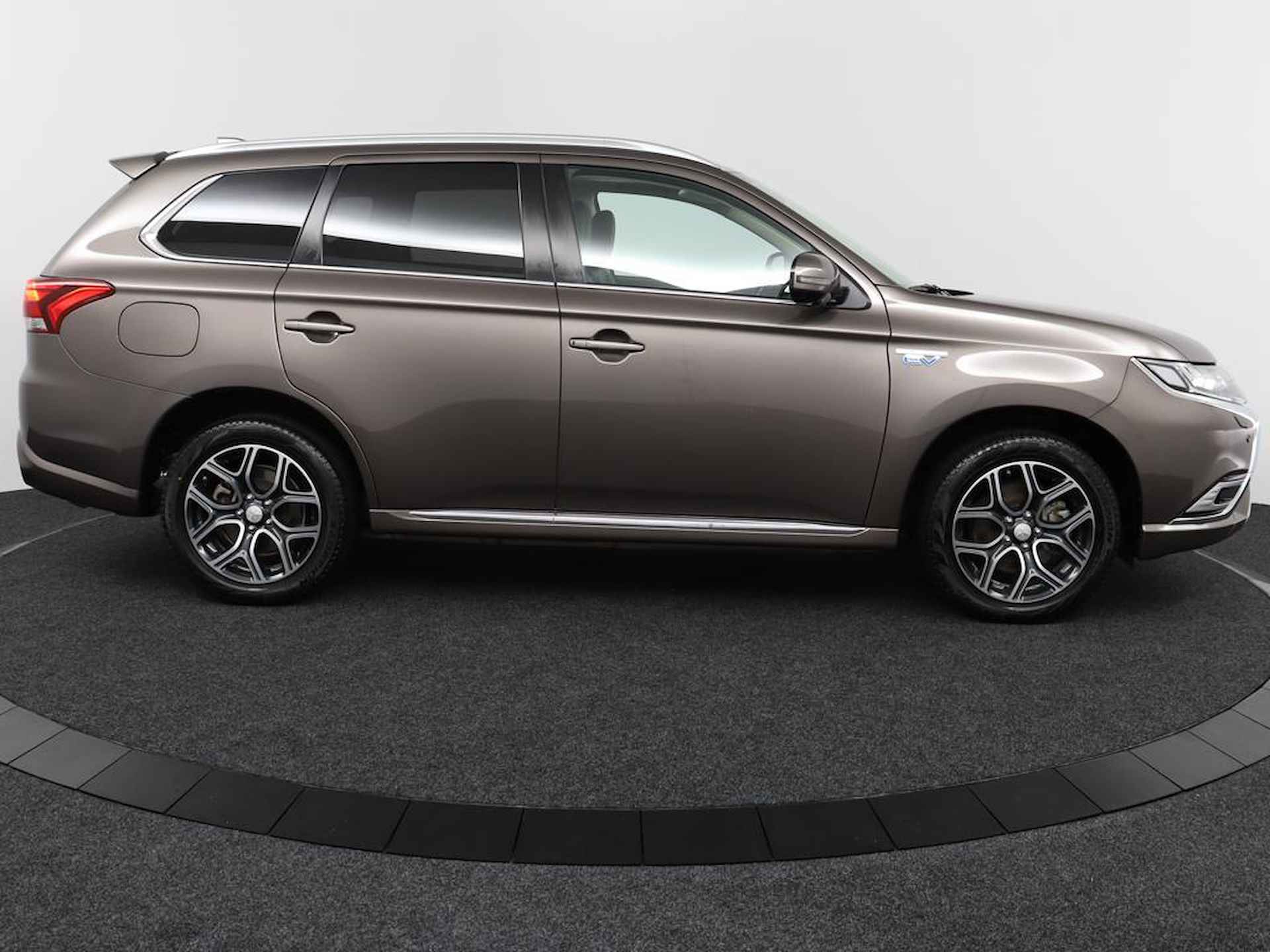 Mitsubishi Outlander 2.4 PHEV Intense+ | Eerste Eigenaar | 1.500 Kg Trekgewicht | Climate Control | 360 Camera | Panoramadak | Bekleding Leer/Alcantara - 4/60