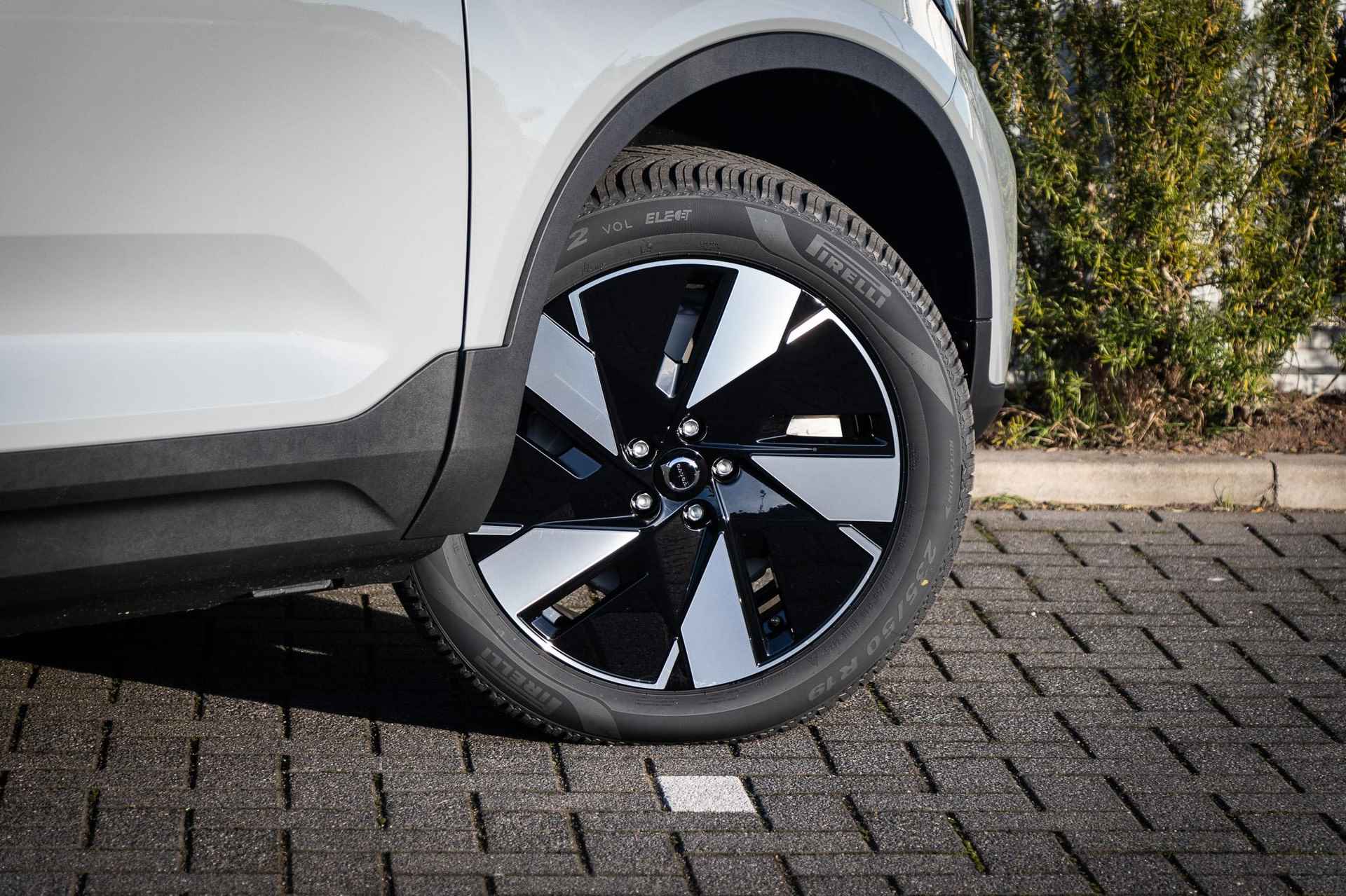 Volvo EX40 Single Motor Extended Range Plus 82 kWh | Adaptieve Cruise Control | Harman Kardon Audio | Dak in Black Stone | Stoel en Stuurverwarming | Nubuck Bekleding - 6/21