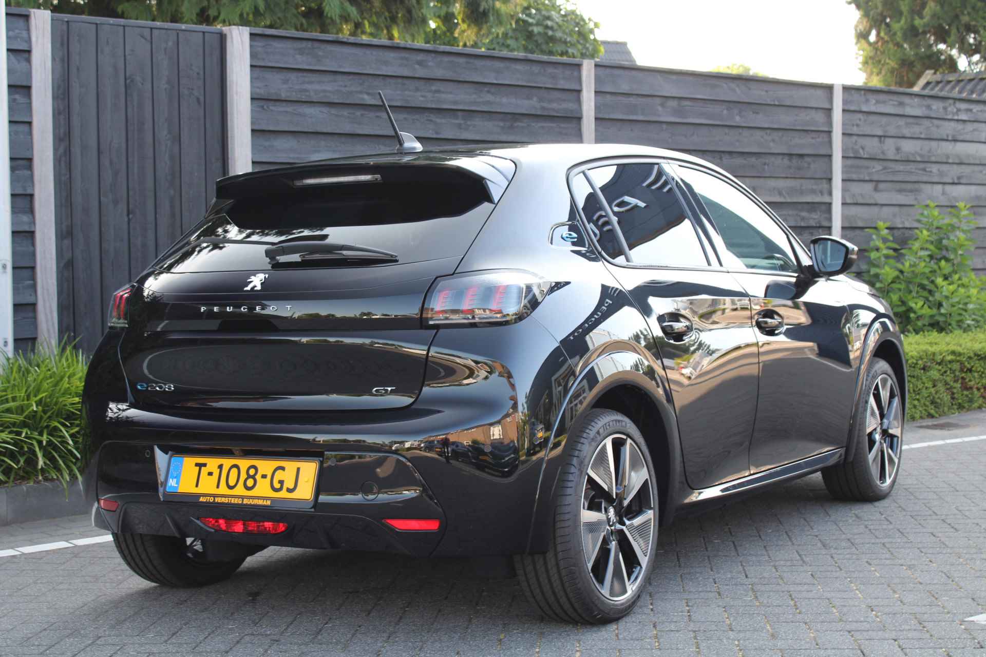 Peugeot e-208 EV GT Pack 50 kWh € 314,- private lease Leder Alcantara, Navigatie, Stoelverwarming, Camera, Parkeerhulp voor & Achter - 9/48