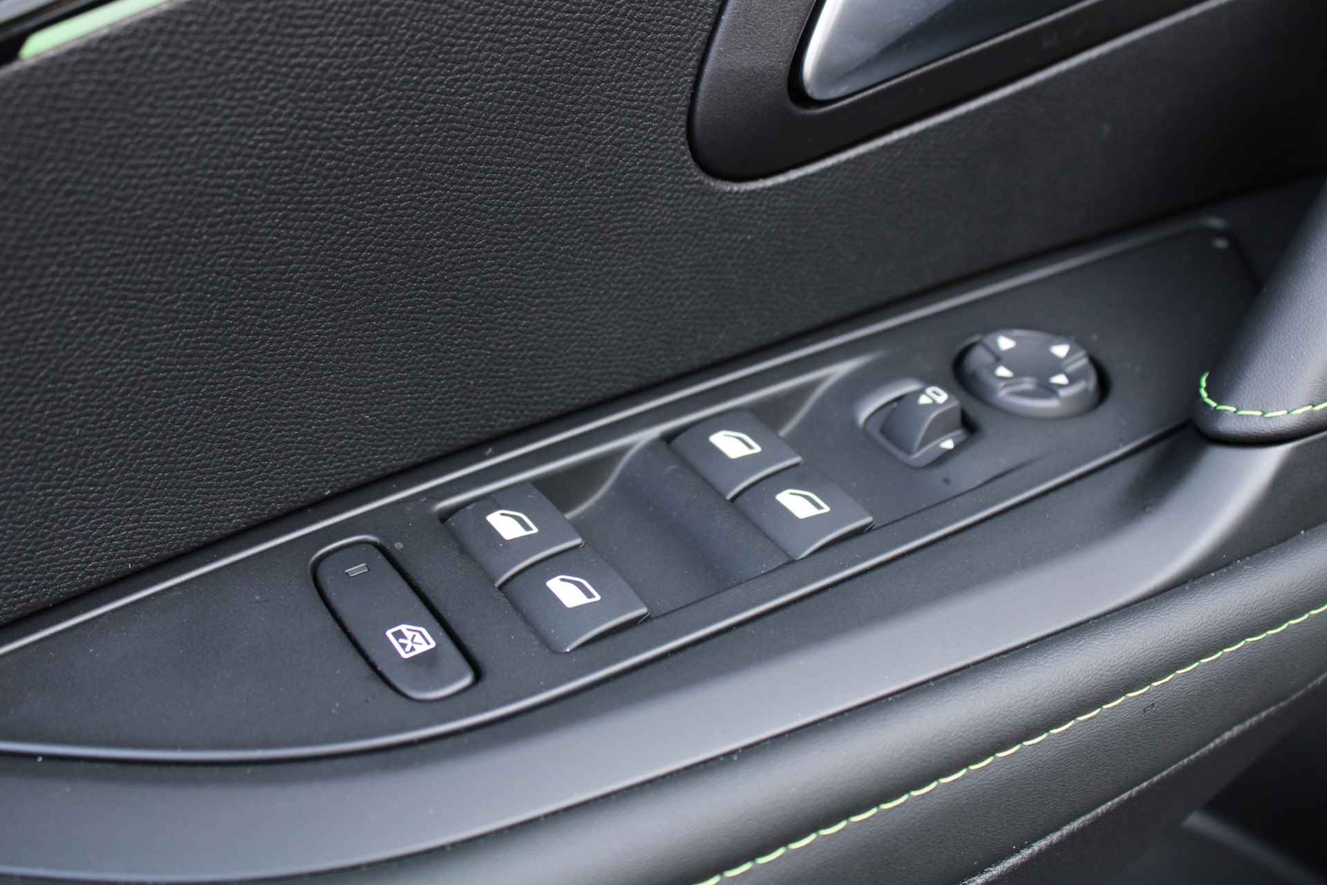Peugeot e-208 EV GT Pack 50 kWh € 314,- private lease Leder Alcantara, Navigatie, Stoelverwarming, Camera, Parkeerhulp voor & Achter - 32/48