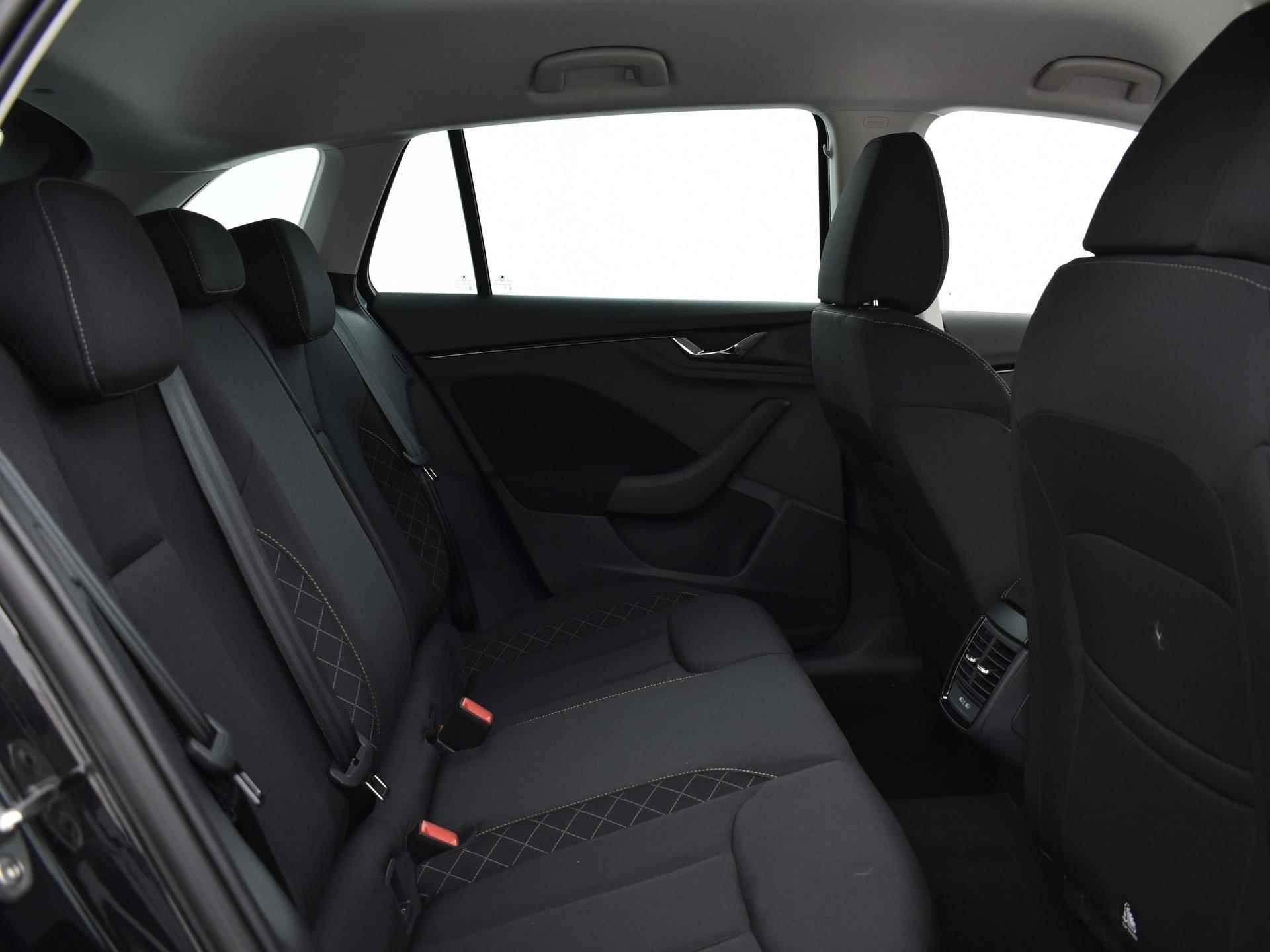 Škoda Scala Ambition 1.0 110 pk TSI Hatchback 6 versn. Hand | Parkeersensoren | Upgrade Pakket - 12/19