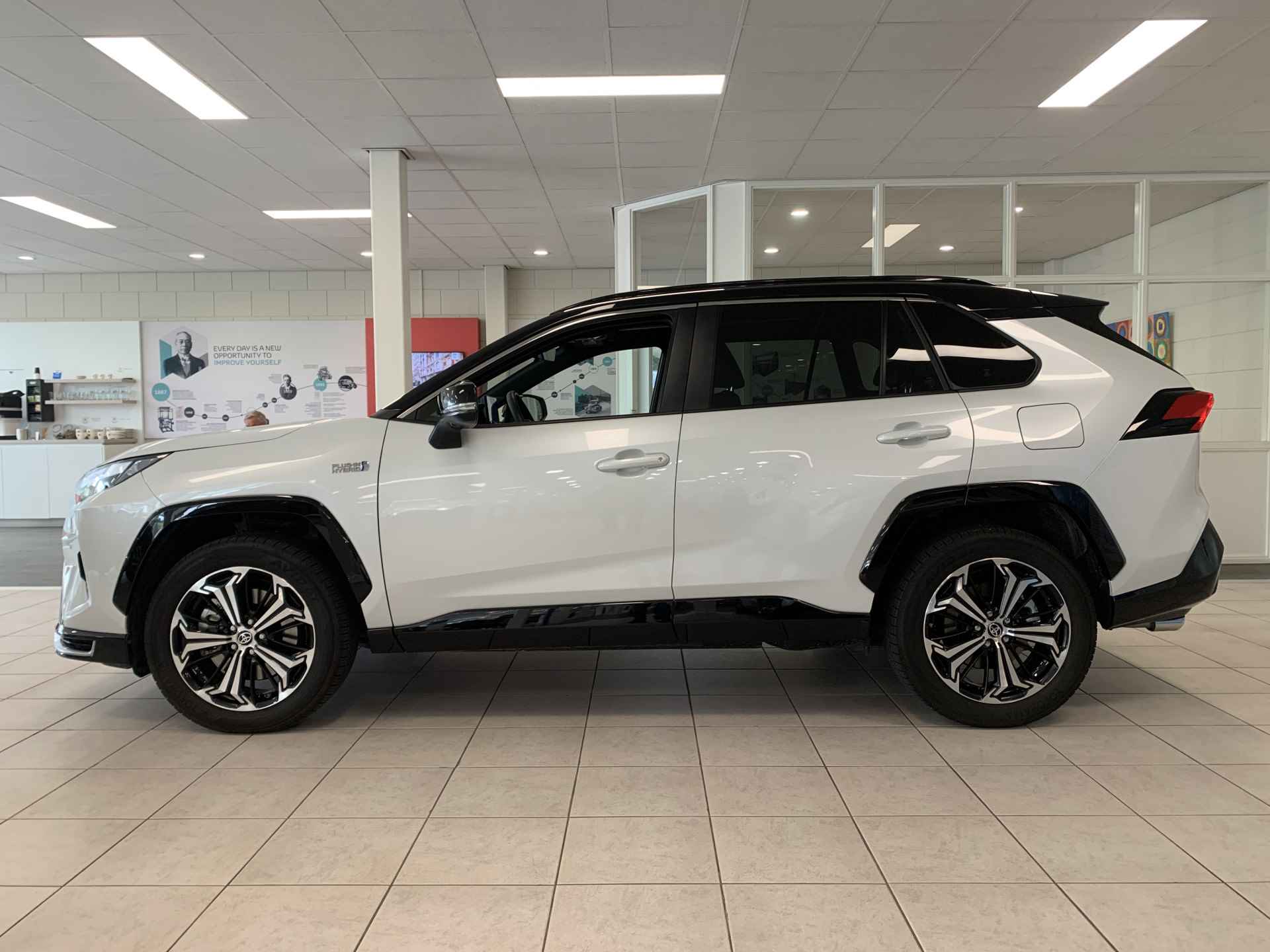 Toyota RAV4 2.5 Plug-in Hybrid AWD Bi-Tone Plus Panoramadak - 2/45