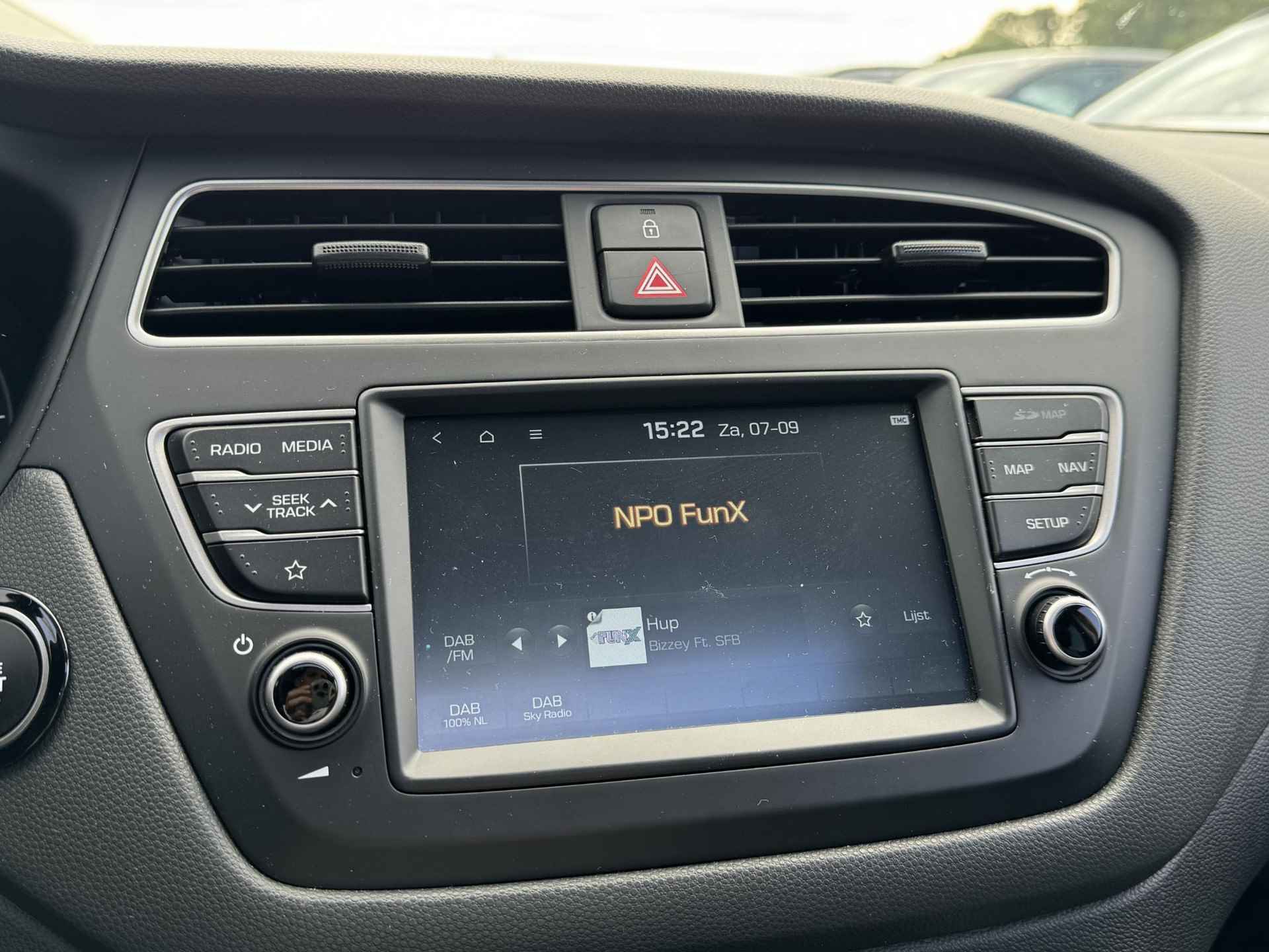 Hyundai i20 1.0 T-GDI Premium | Schuifdak | Trekhaak | Ingebouwde navigatie | Keyless entry | - 23/38