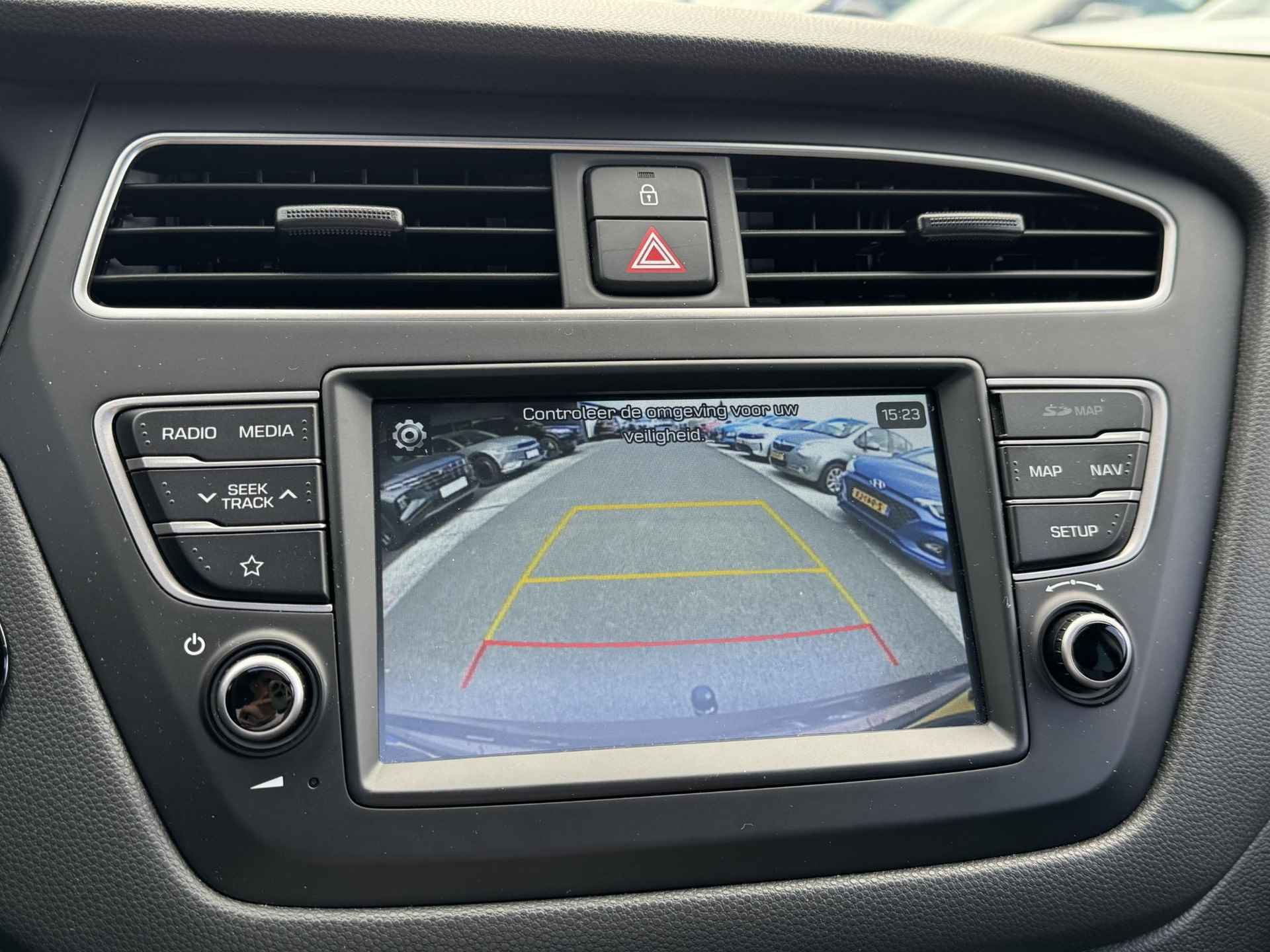 Hyundai i20 1.0 T-GDI Premium | Schuifdak | Trekhaak | Ingebouwde navigatie | Keyless entry | - 25/38