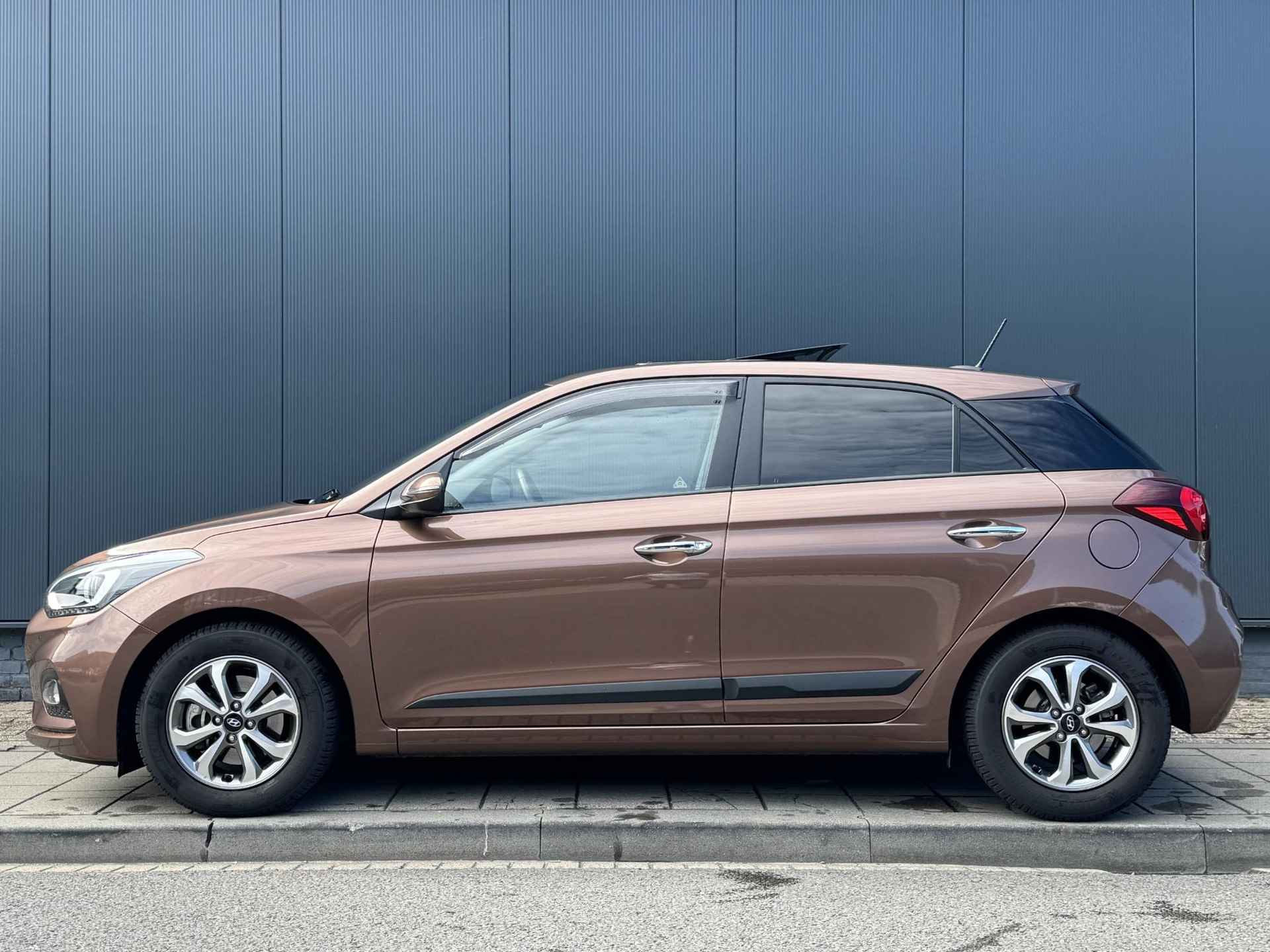 Hyundai i20 1.0 T-GDI Premium | Schuifdak | Trekhaak | Ingebouwde navigatie | Keyless entry | - 5/37