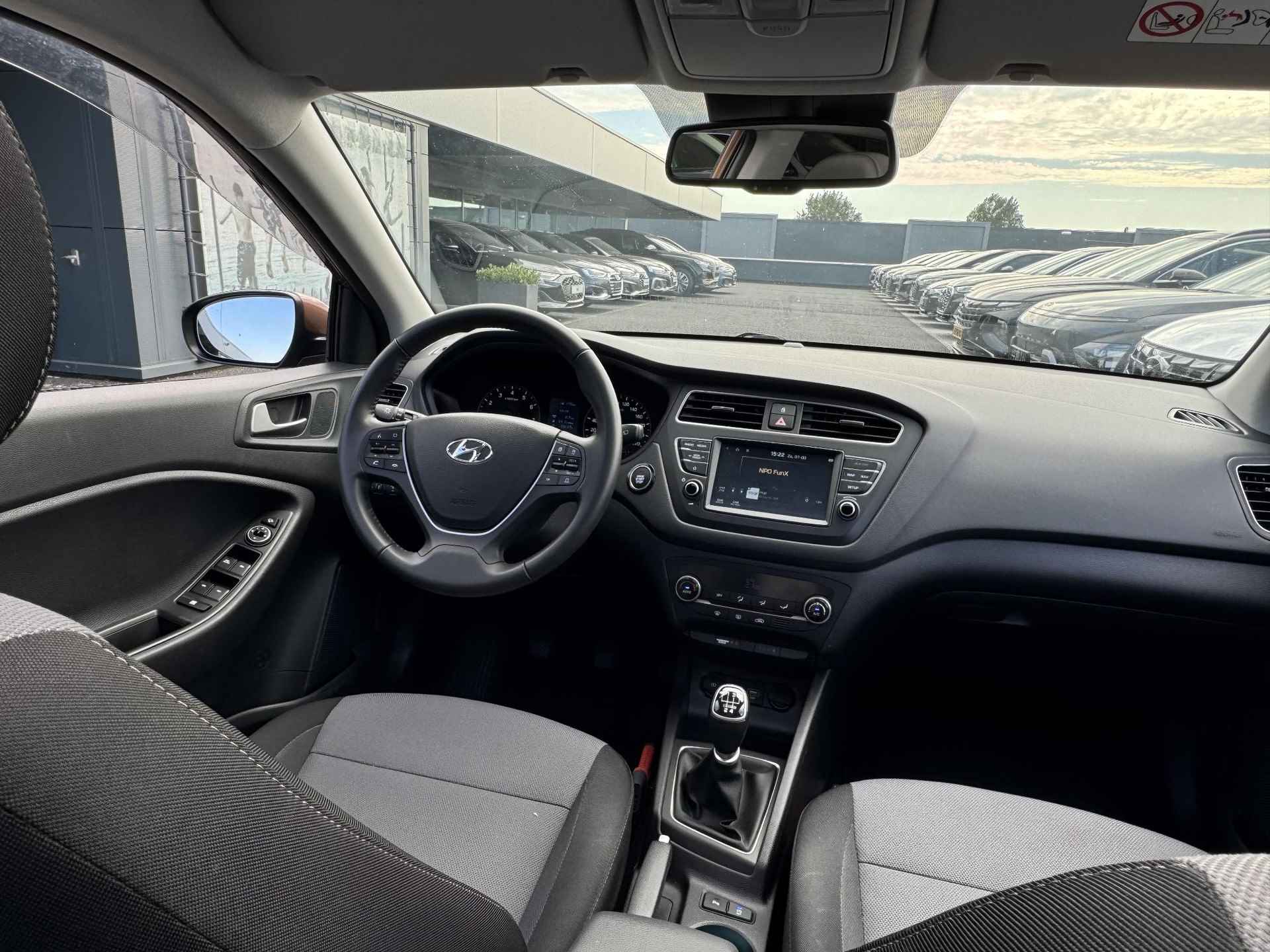 Hyundai i20 1.0 T-GDI Premium | Schuifdak | Trekhaak | Ingebouwde navigatie | Keyless entry | - 17/37