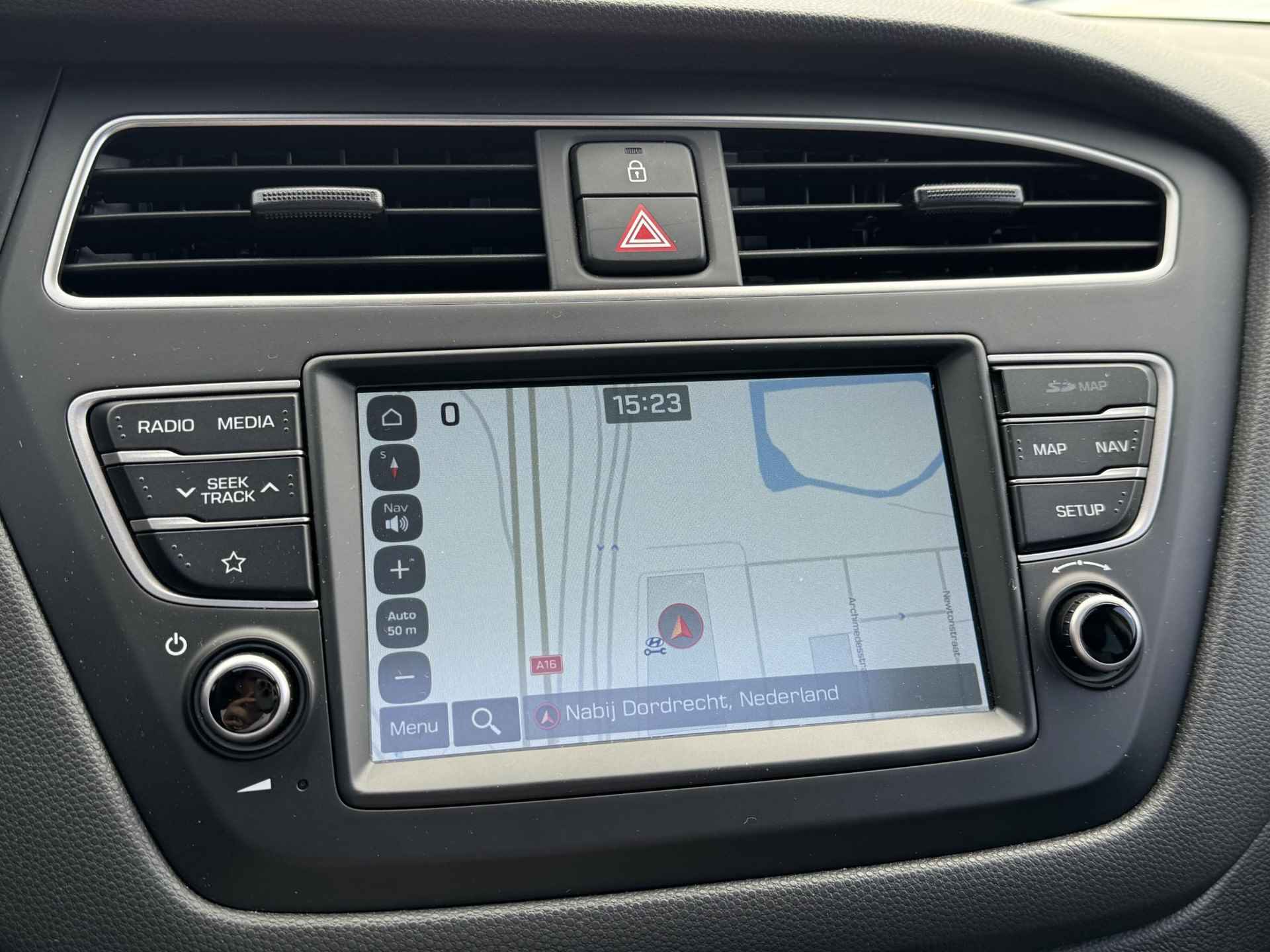 Hyundai i20 1.0 T-GDI Premium | Schuifdak | Trekhaak | Ingebouwde navigatie | Keyless entry | - 19/37