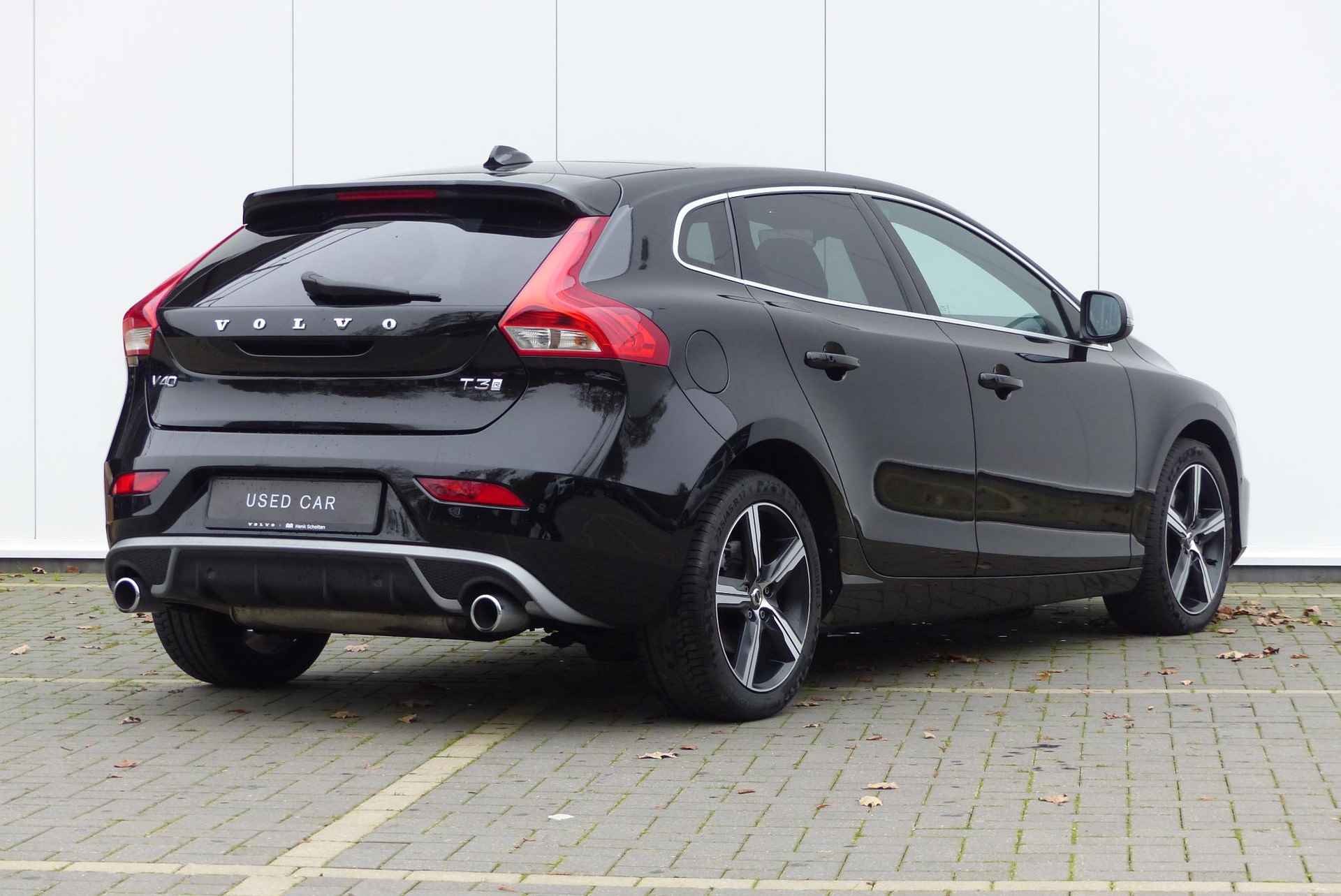 Volvo V40 T3 153PK AUT6 Polar+ Sport, Harman/Kardon Premium Audio, Panoramadak, Parkeercamera, Keyless Entry, 17'' Lichtmetalen Velgen, Volvo on Call, Navigatie, Stoelverwarming, Cruise Control, Getint Glas, DAB+ Radio, Bluetooth Telefonie & Multimedia - 2/39