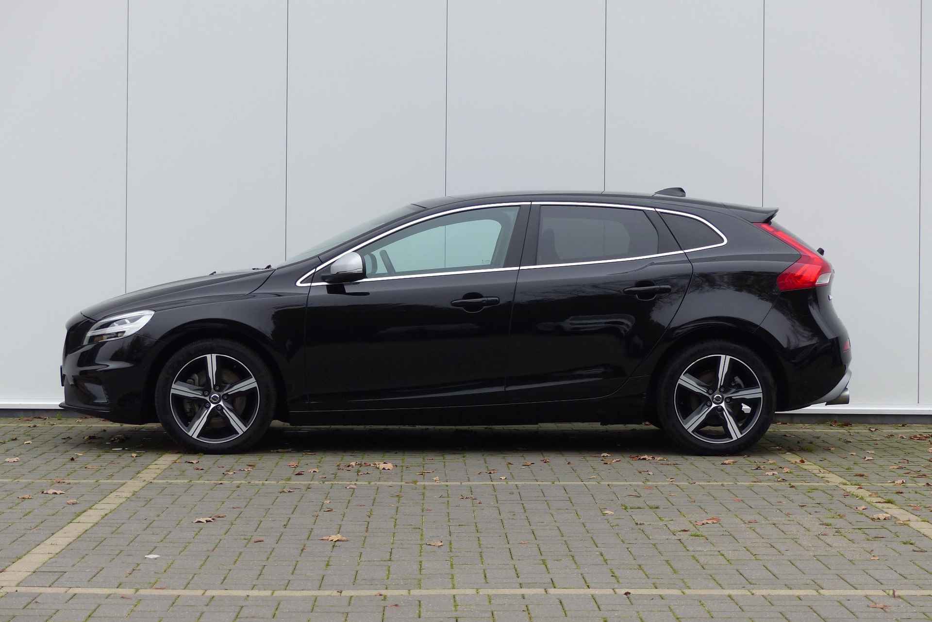 Volvo V40 T3 153PK AUT6 Polar+ Sport, Harman/Kardon Premium Audio, Panoramadak, Parkeercamera, Keyless Entry, 17'' Lichtmetalen Velgen, Volvo on Call, Navigatie, Stoelverwarming, Cruise Control, Getint Glas, DAB+ Radio, Bluetooth Telefonie & Multimedia - 8/39