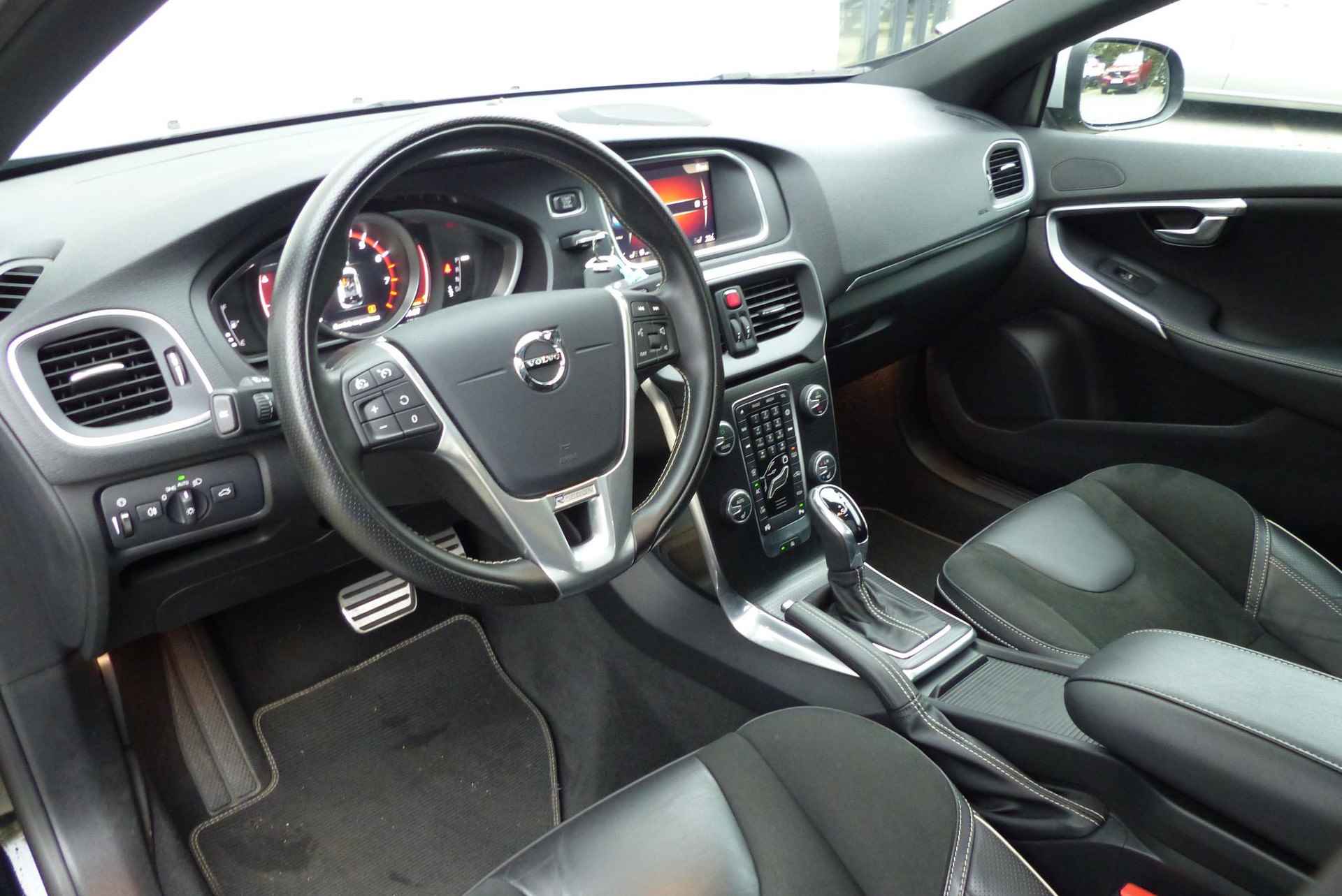 Volvo V40 T3 153PK AUT6 Polar+ Sport, Harman/Kardon Premium Audio, Panoramadak, Parkeercamera, Keyless Entry, 17'' Lichtmetalen Velgen, Volvo on Call, Navigatie, Stoelverwarming, Cruise Control, Getint Glas, DAB+ Radio, Bluetooth Telefonie & Multimedia - 12/39