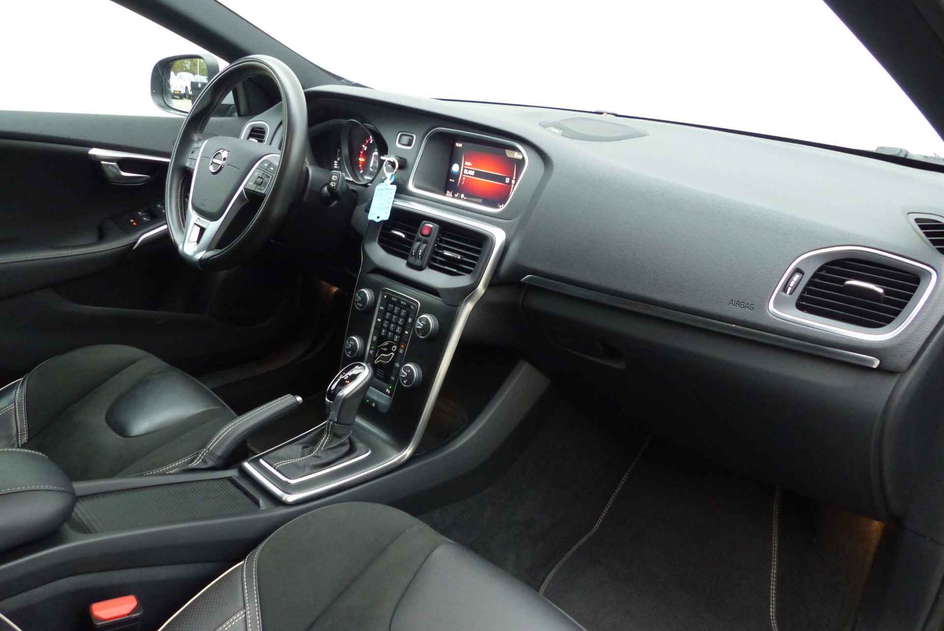 Volvo V40 T3 153PK AUT6 Polar+ Sport, Harman/Kardon Premium Audio, Panoramadak, Parkeercamera, Keyless Entry, 17'' Lichtmetalen Velgen, Volvo on Call, Navigatie, Stoelverwarming, Cruise Control, Getint Glas, DAB+ Radio, Bluetooth Telefonie & Multimedia - 4/39