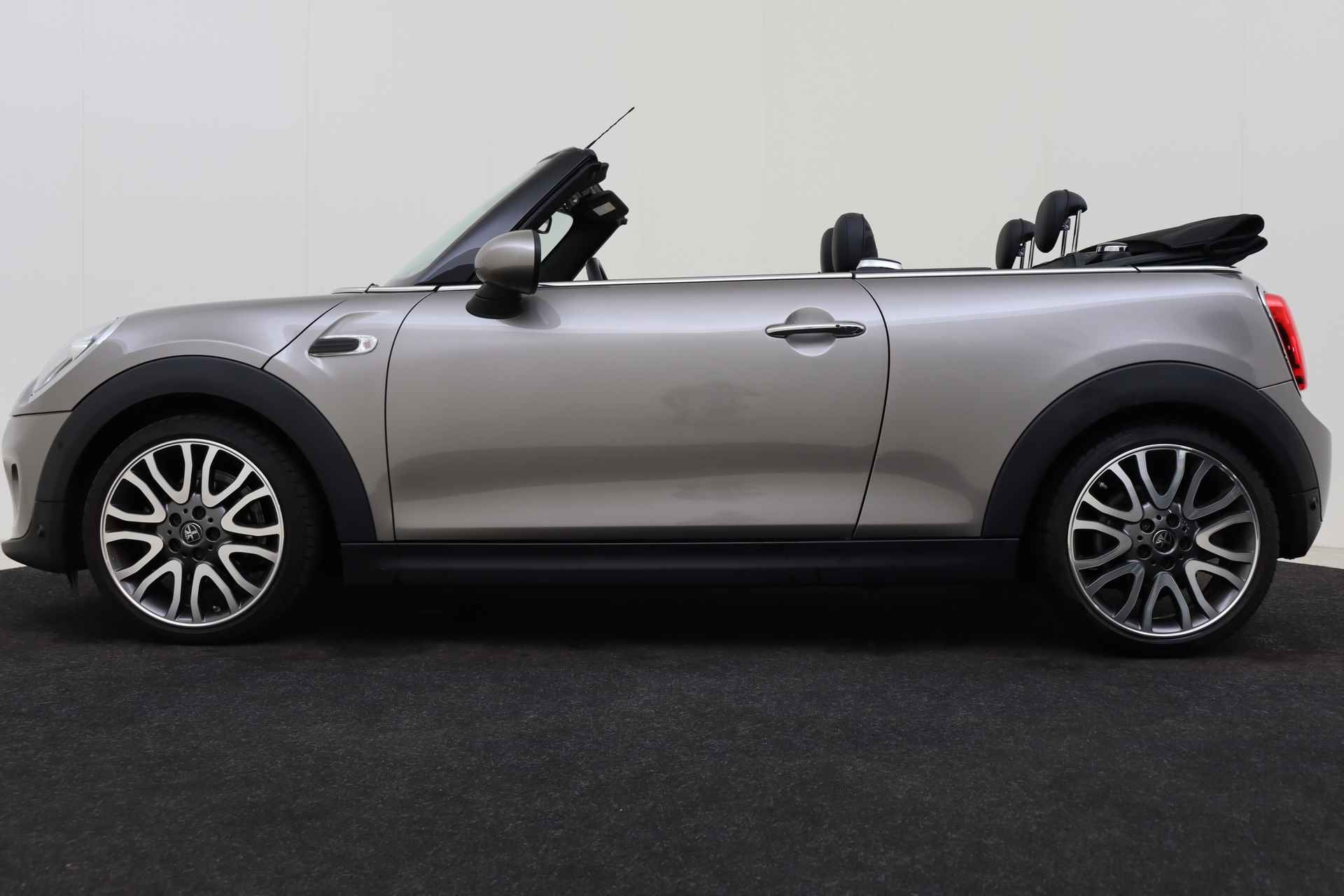 MINI Cabrio Cooper Chili / Comfortstoelen / Stoelverwarming / LED / Comfort Access / Achteruitrijcamera / Harman Kardon / Park Assistant / Cruise Control - 43/46