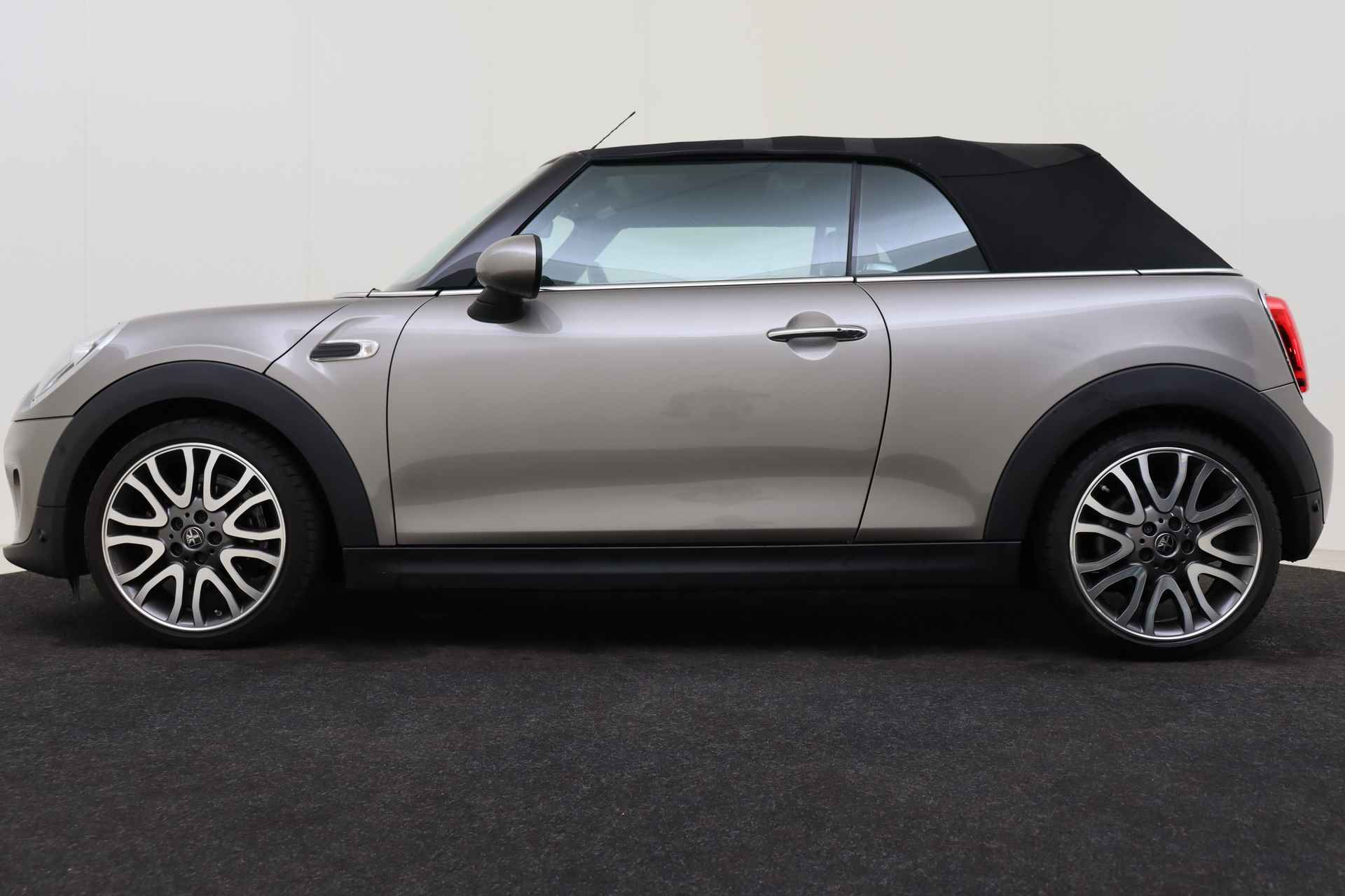 MINI Cabrio Cooper Chili / Comfortstoelen / Stoelverwarming / LED / Comfort Access / Achteruitrijcamera / Harman Kardon / Park Assistant / Cruise Control - 44/46