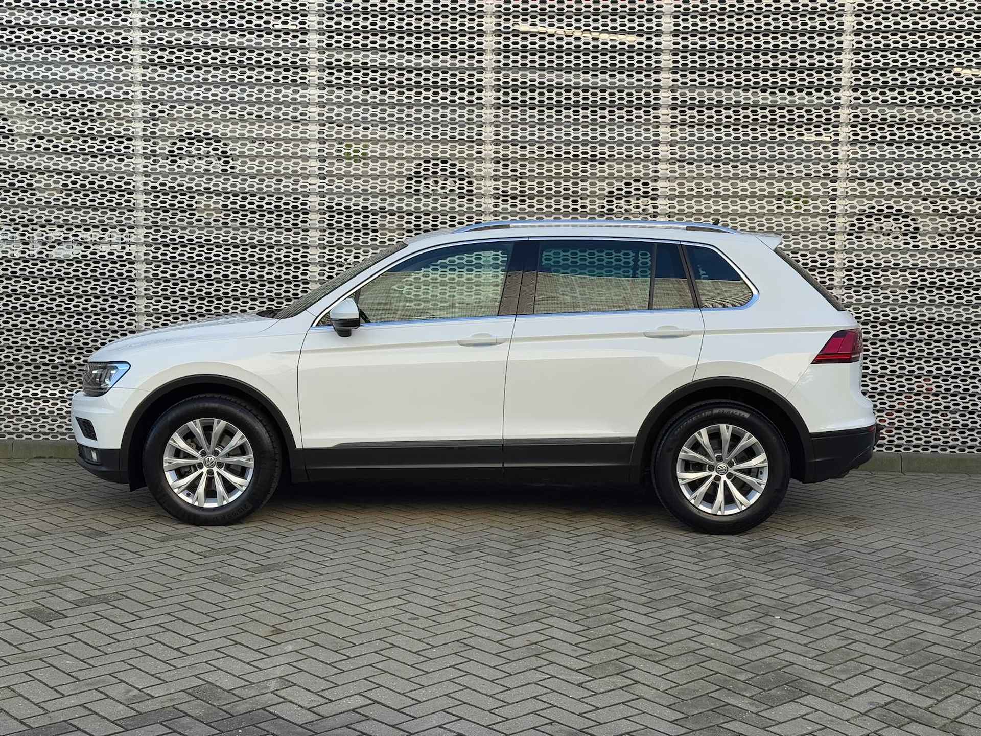 Volkswagen Tiguan 1.4 TSI Comfortline Business / Parkeersensoren V+A / LED / 17" LMV / Navigatie p4 - 6/29