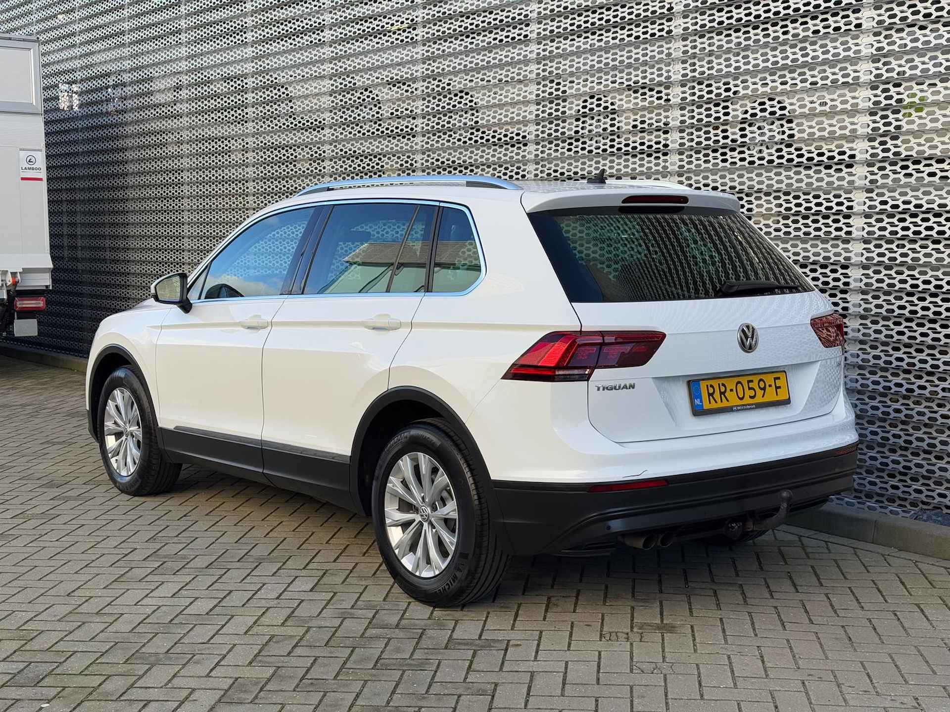 Volkswagen Tiguan 1.4 TSI Comfortline Business / Parkeersensoren V+A / LED / 17" LMV / Navigatie p4 - 7/29