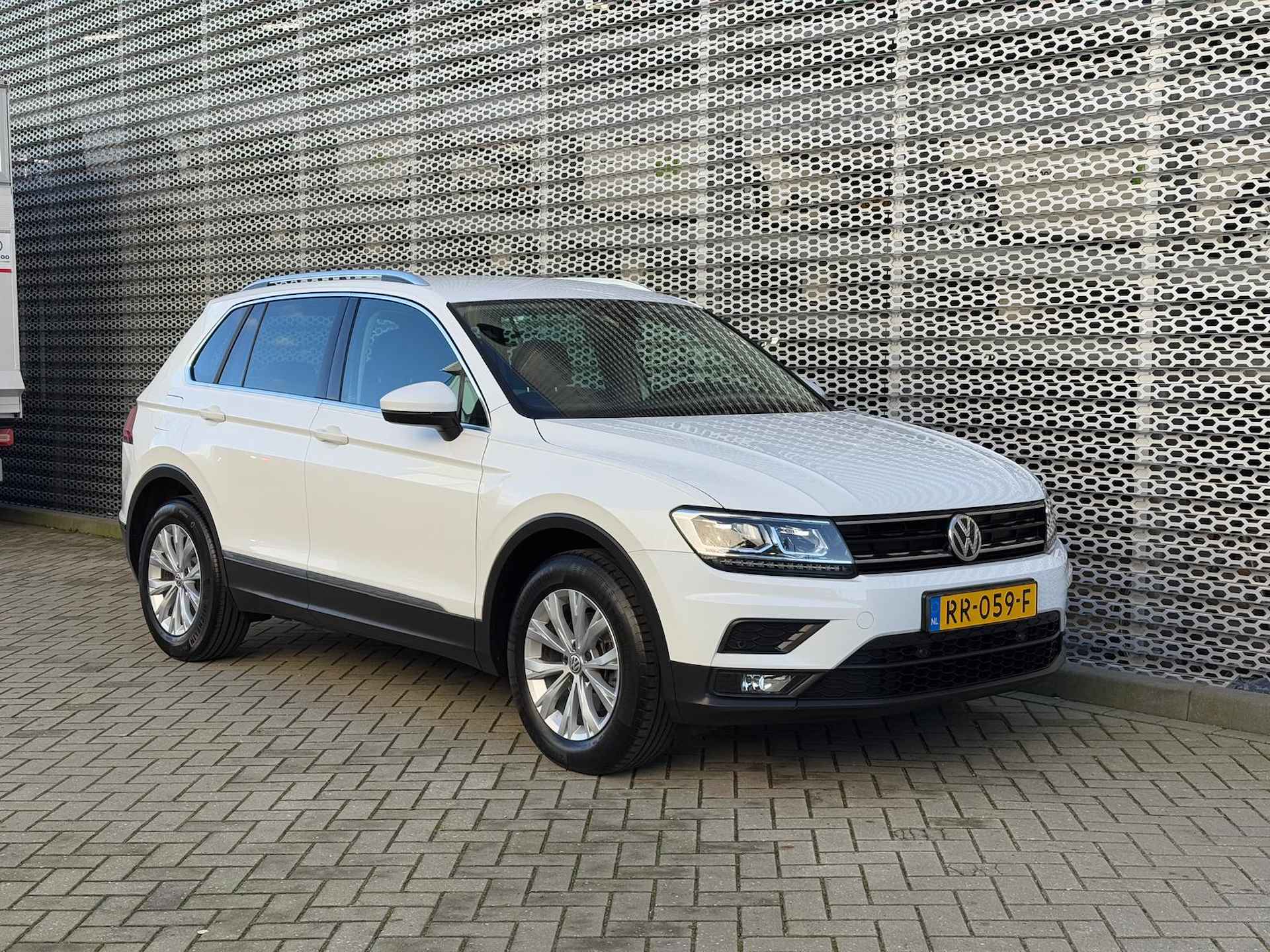 Volkswagen Tiguan 1.4 TSI Comfortline Business / Parkeersensoren V+A / LED / 17" LMV / Navigatie p4 - 8/29