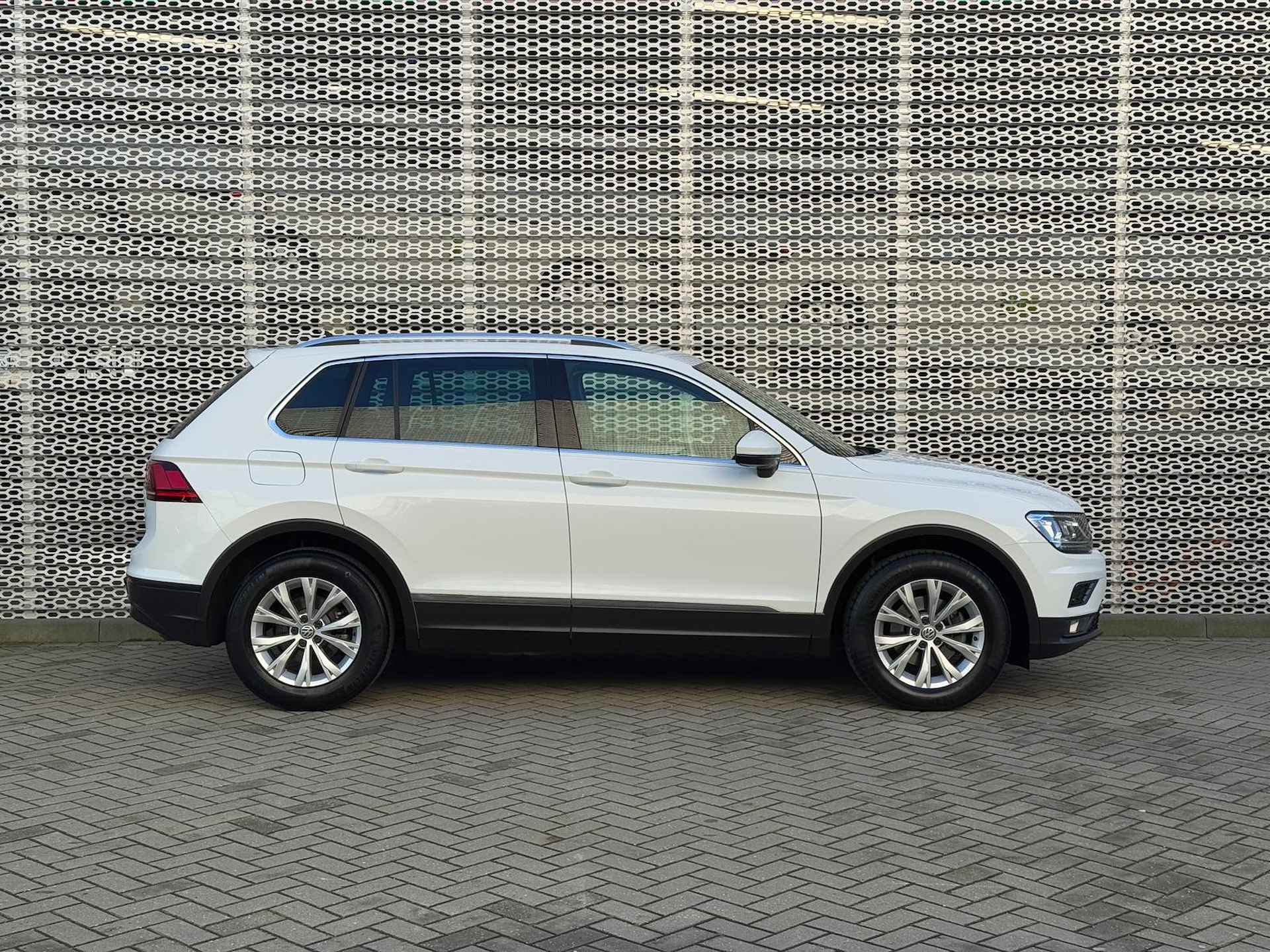 Volkswagen Tiguan 1.4 TSI Comfortline Business / Parkeersensoren V+A / LED / 17" LMV / Navigatie p4 - 9/29