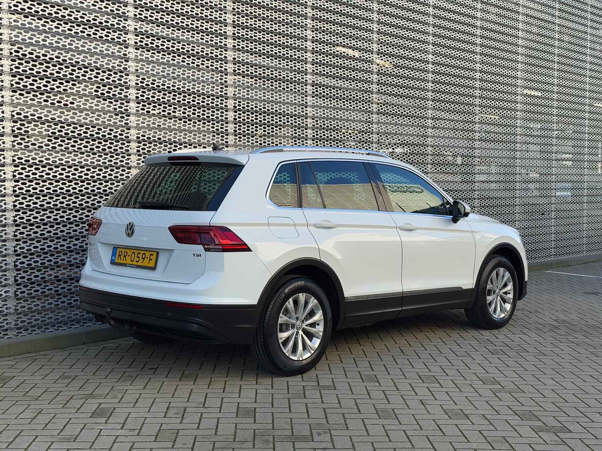 Volkswagen Tiguan 1.4 TSI Comfortline Business / Parkeersensoren V+A / LED / 17" LMV / Navigatie p4 - 10/29