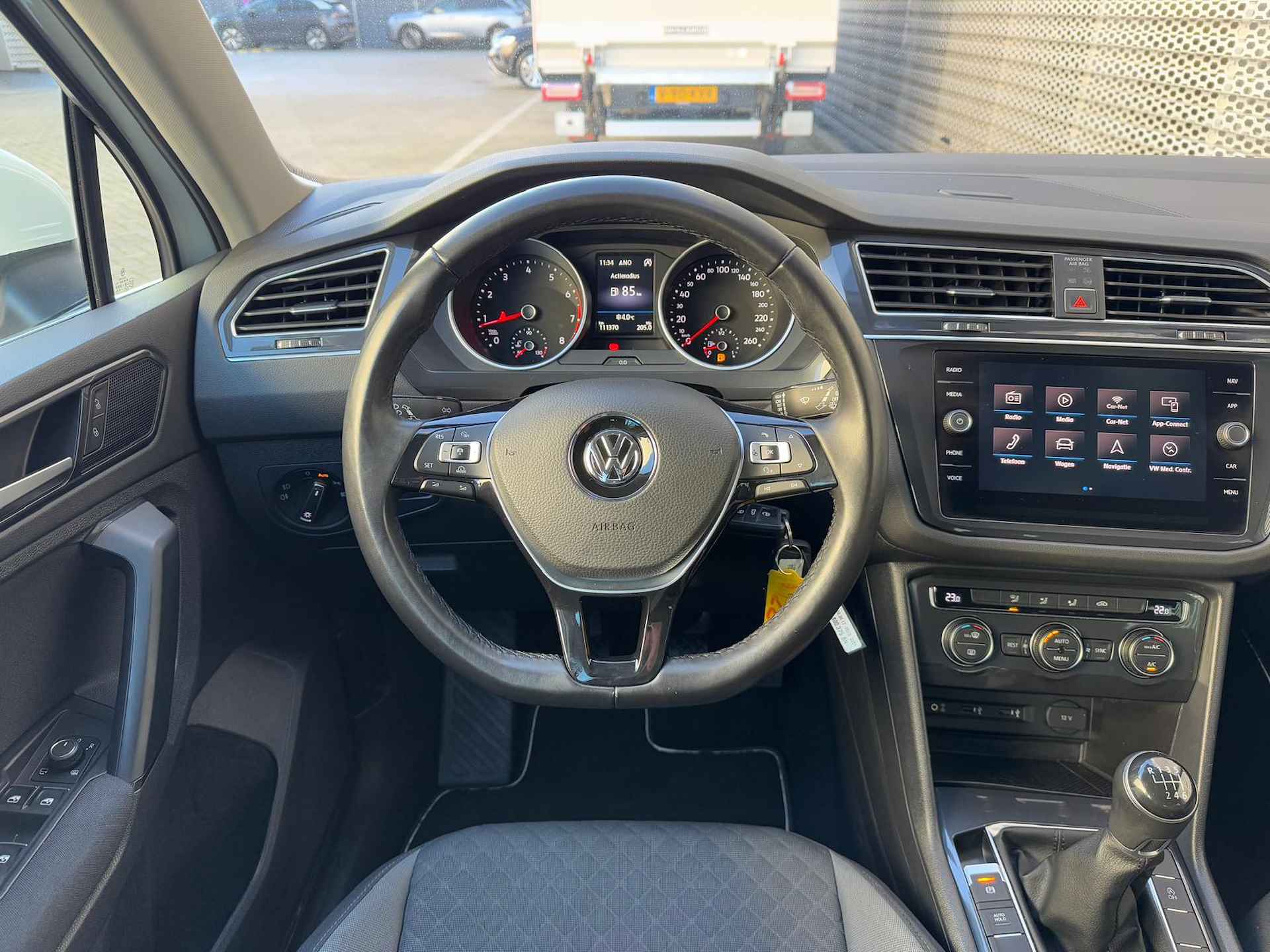 Volkswagen Tiguan 1.4 TSI Comfortline Business / Parkeersensoren V+A / LED / 17" LMV / Navigatie p4 - 12/29