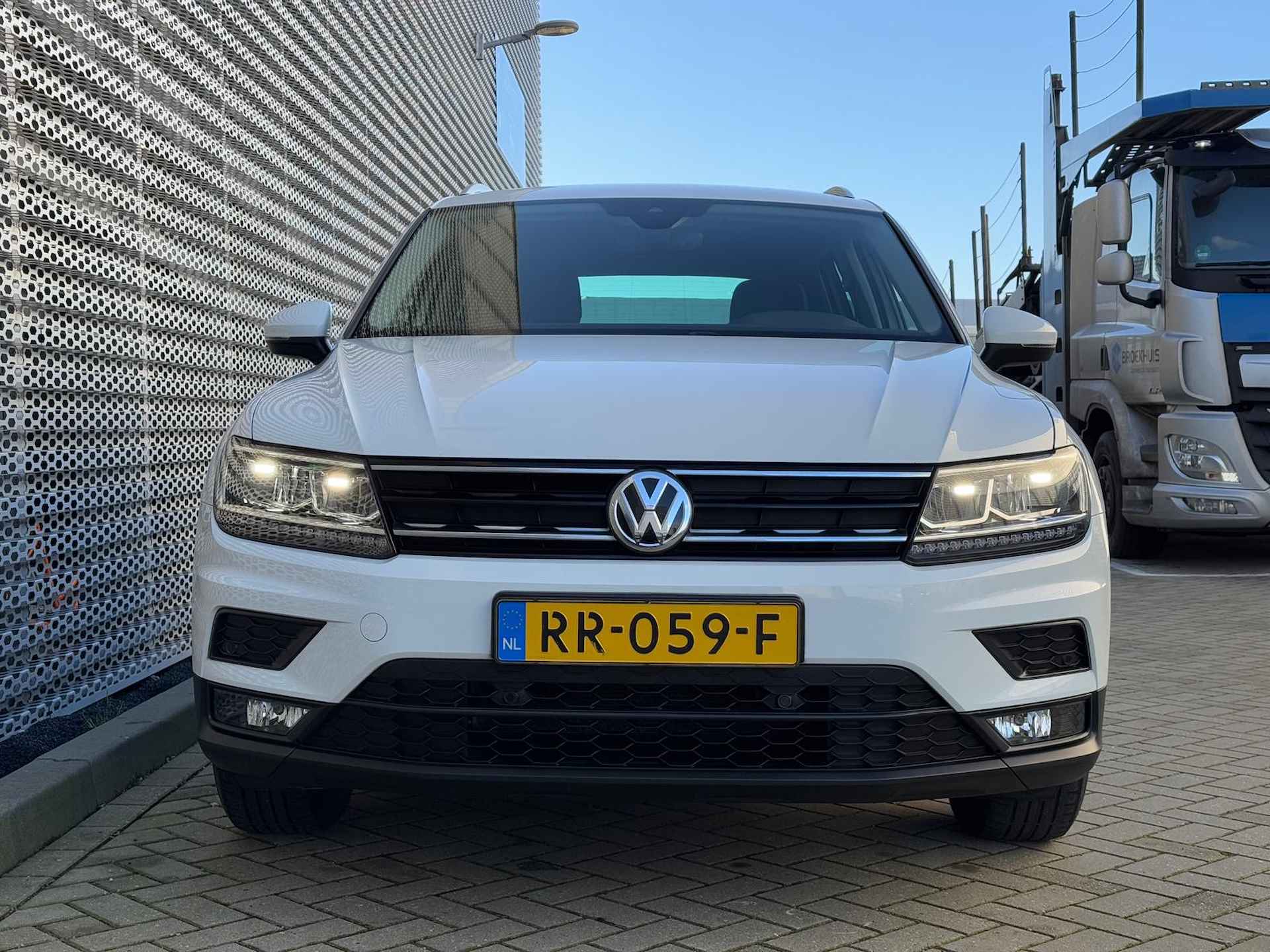 Volkswagen Tiguan 1.4 TSI Comfortline Business / Parkeersensoren V+A / LED / 17" LMV / Navigatie p4 - 25/29