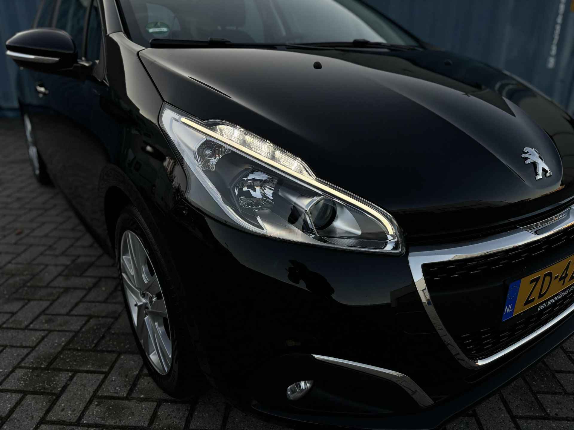 Peugeot 208 1.2 PureTech Signature Apple Carplay | Parkeersensoren Achter | Airco - 2/25