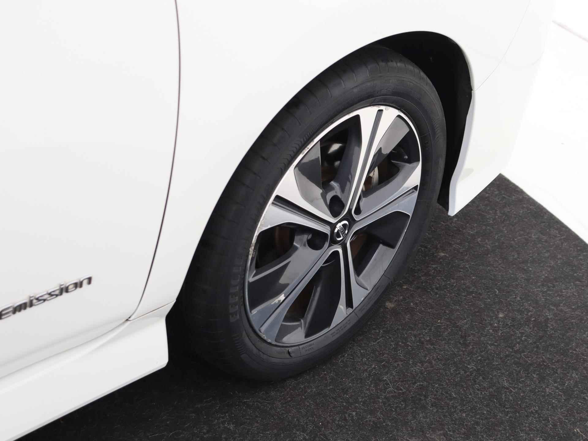 Nissan LEAF N-Connecta 40 kWh | 360-graden Camera | Adaptieve Cruise Control | Stuur- en stoelverwarming | Achterbank Verwarmd | 17" LMV | Two-Tone - 10/29