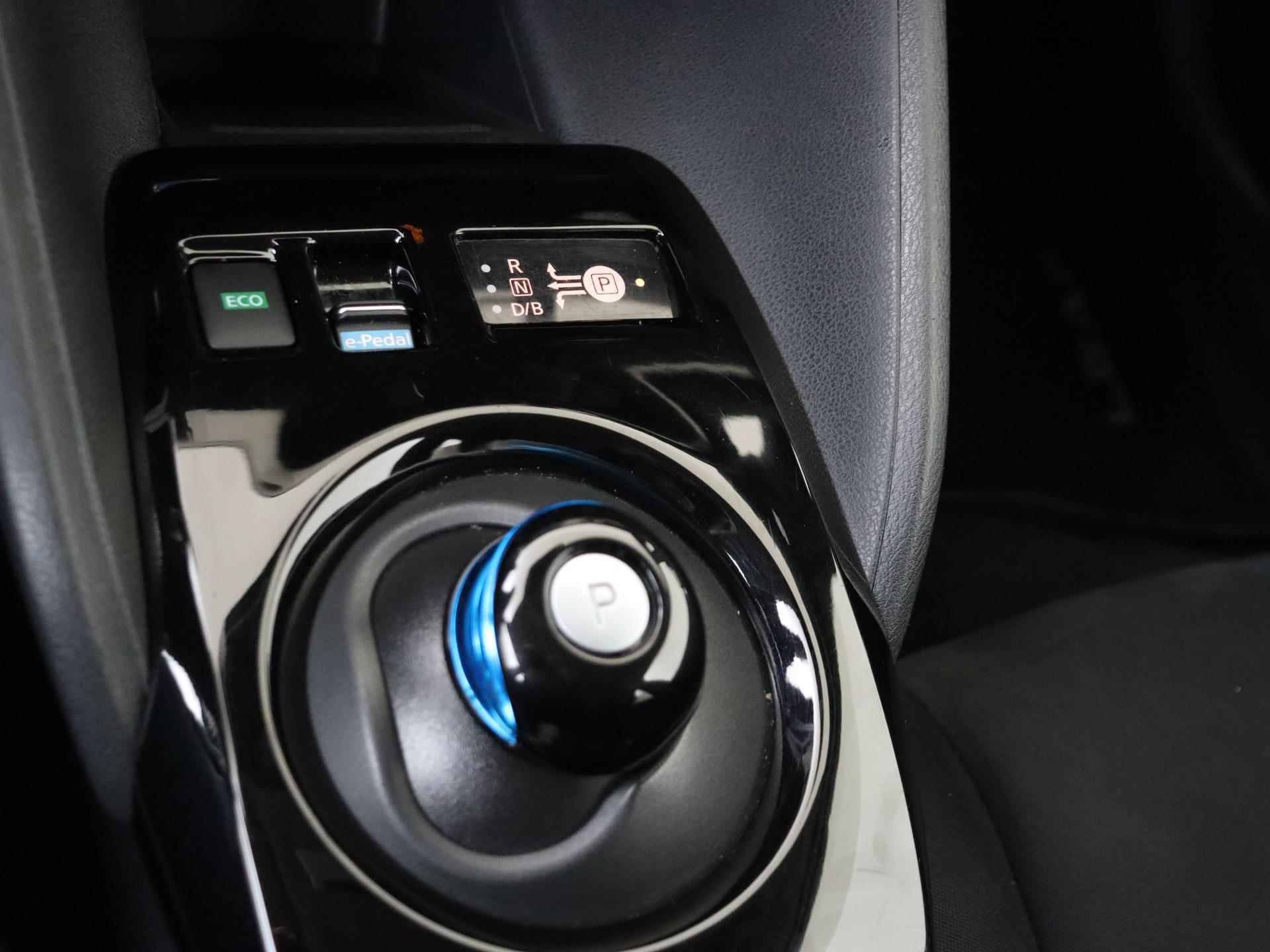 Nissan LEAF N-Connecta 40 kWh | 360-graden Camera | Adaptieve Cruise Control | Stuur- en stoelverwarming | Achterbank Verwarmd | 17" LMV | Two-Tone - 15/29