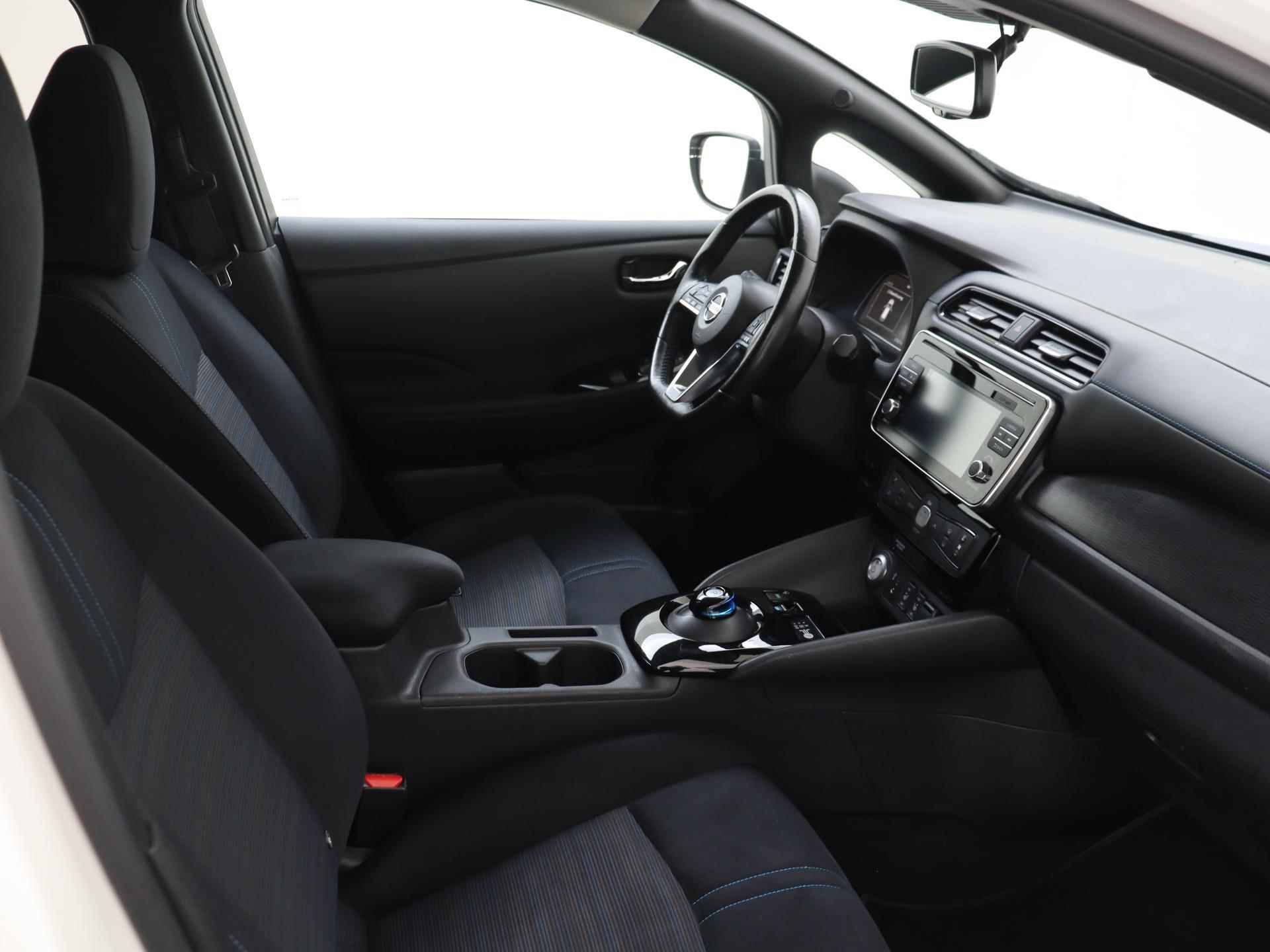 Nissan LEAF N-Connecta 40 kWh | 360-graden Camera | Adaptieve Cruise Control | Stuur- en stoelverwarming | Achterbank Verwarmd | 17" LMV | Two-Tone - 18/29
