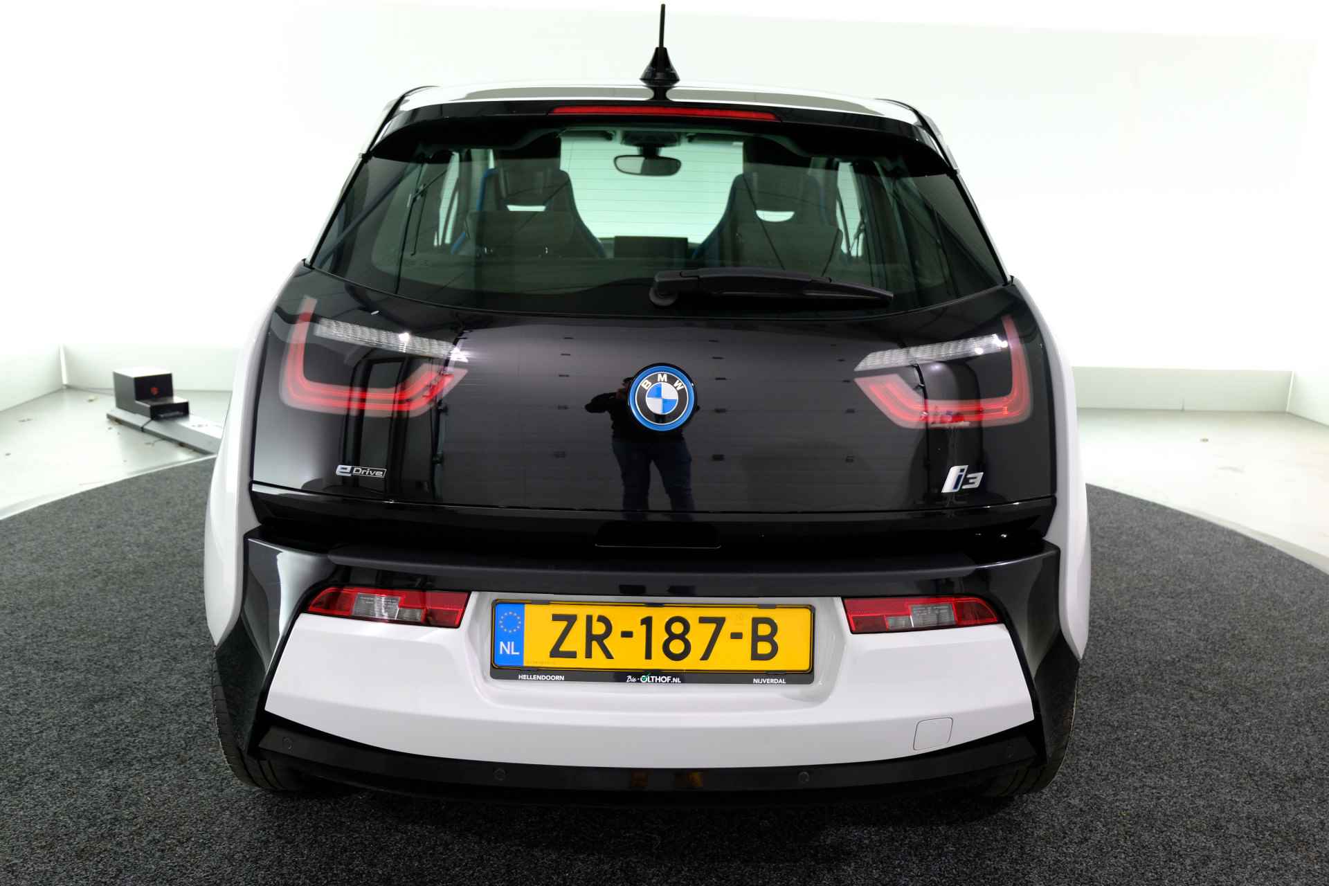BMW i3 Basis Comfort Advance 22 kWh / SUBSIDIE / / CRUISE / CLIMA / NAVI / STOELVERW. / - 15/35