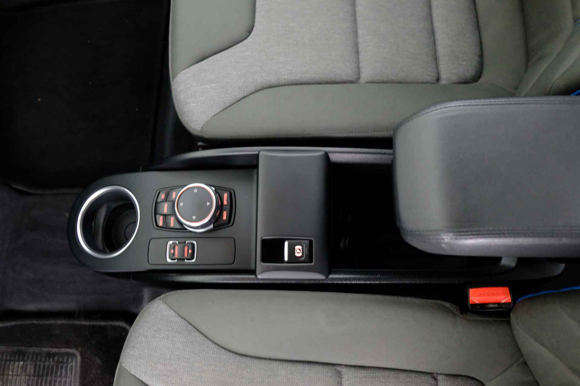 BMW i3 Basis Comfort Advance 22 kWh / SUBSIDIE / / CRUISE / CLIMA / NAVI / STOELVERW. / - 26/35