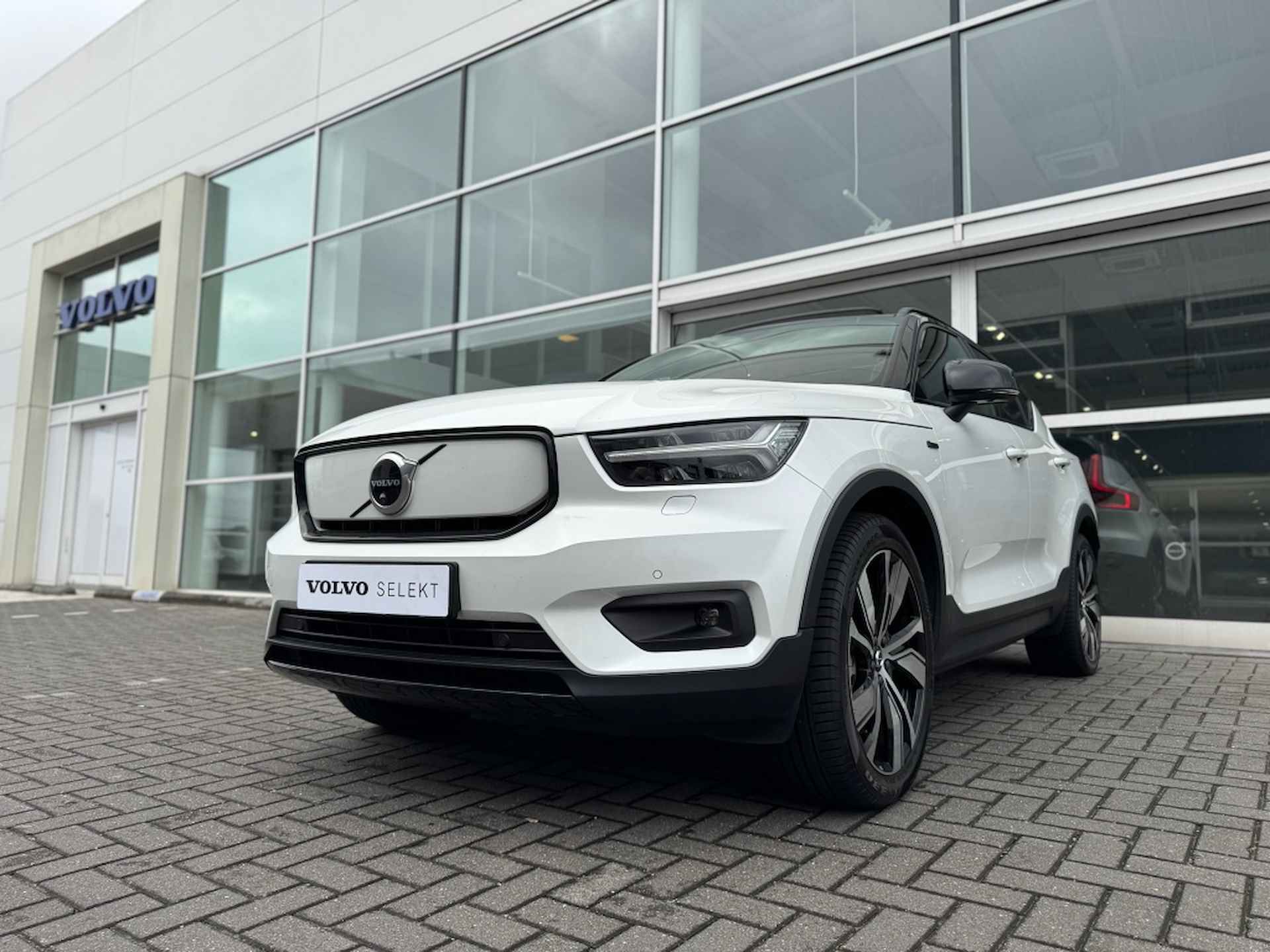 Volvo XC40 Recharge P8 AWD R-Design| Full Options ! - 3/35