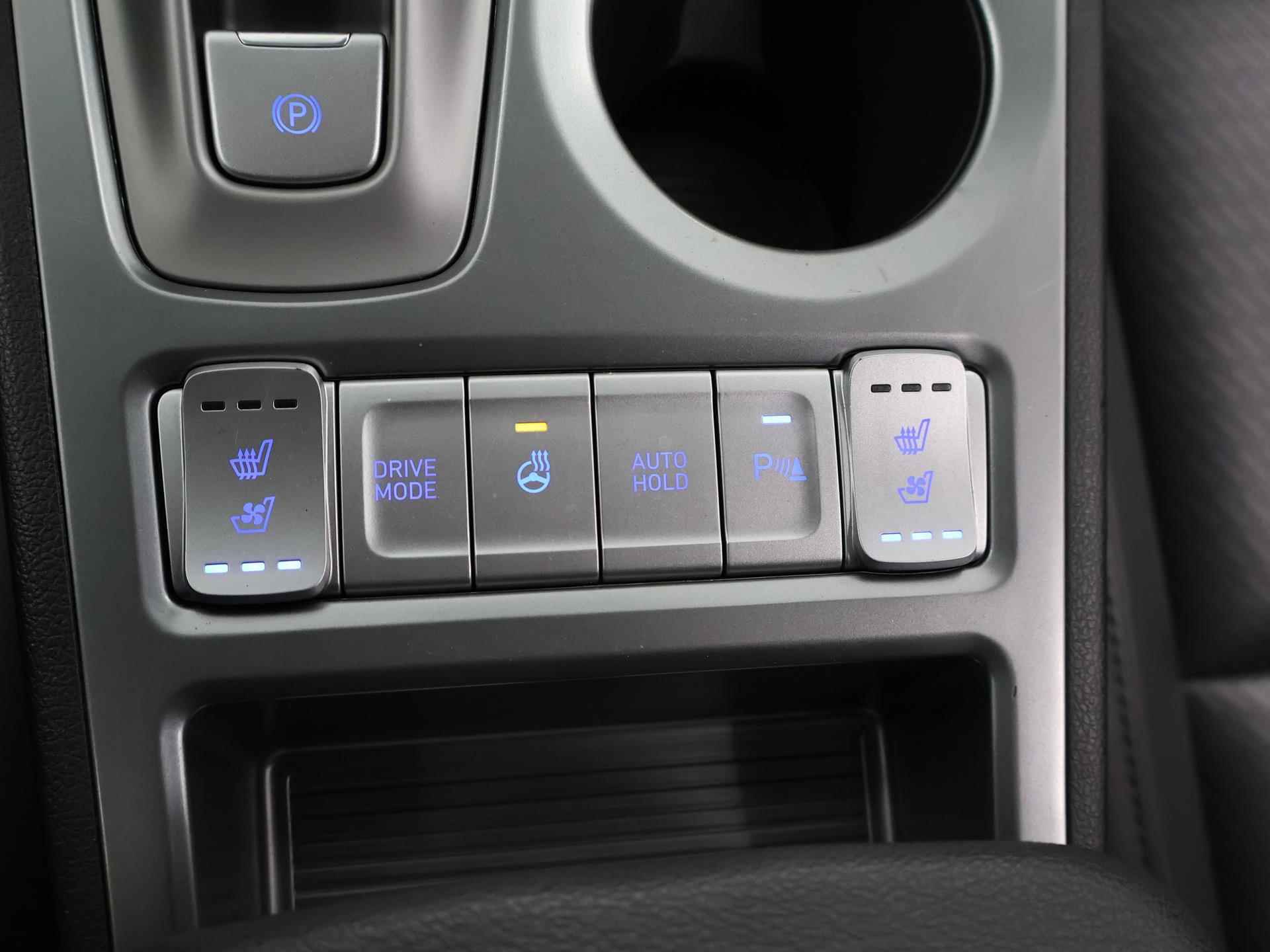 Hyundai Kona EV Premium 64 kWh | Schuif/Kantel dak | Navigatie | Camera | Stoelverwarming/Koeling | HUD | Lederen bekleding | Ele. verstelbare stoelen | Apple CarPlay | Krell Audio | - 29/48