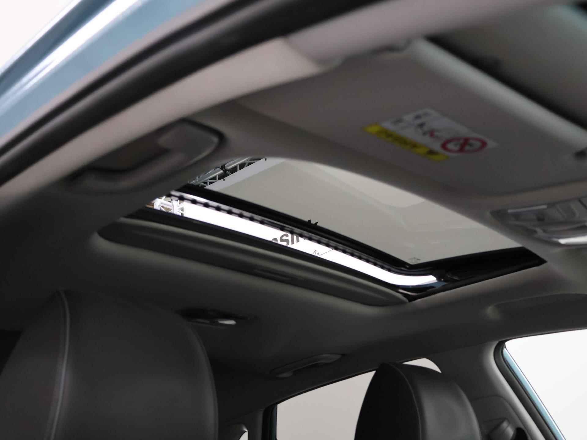 Hyundai Kona EV Premium 64 kWh | Schuif/Kantel dak | Navigatie | Camera | Stoelverwarming/Koeling | HUD | Lederen bekleding | Ele. verstelbare stoelen | Apple CarPlay | Krell Audio | - 33/48