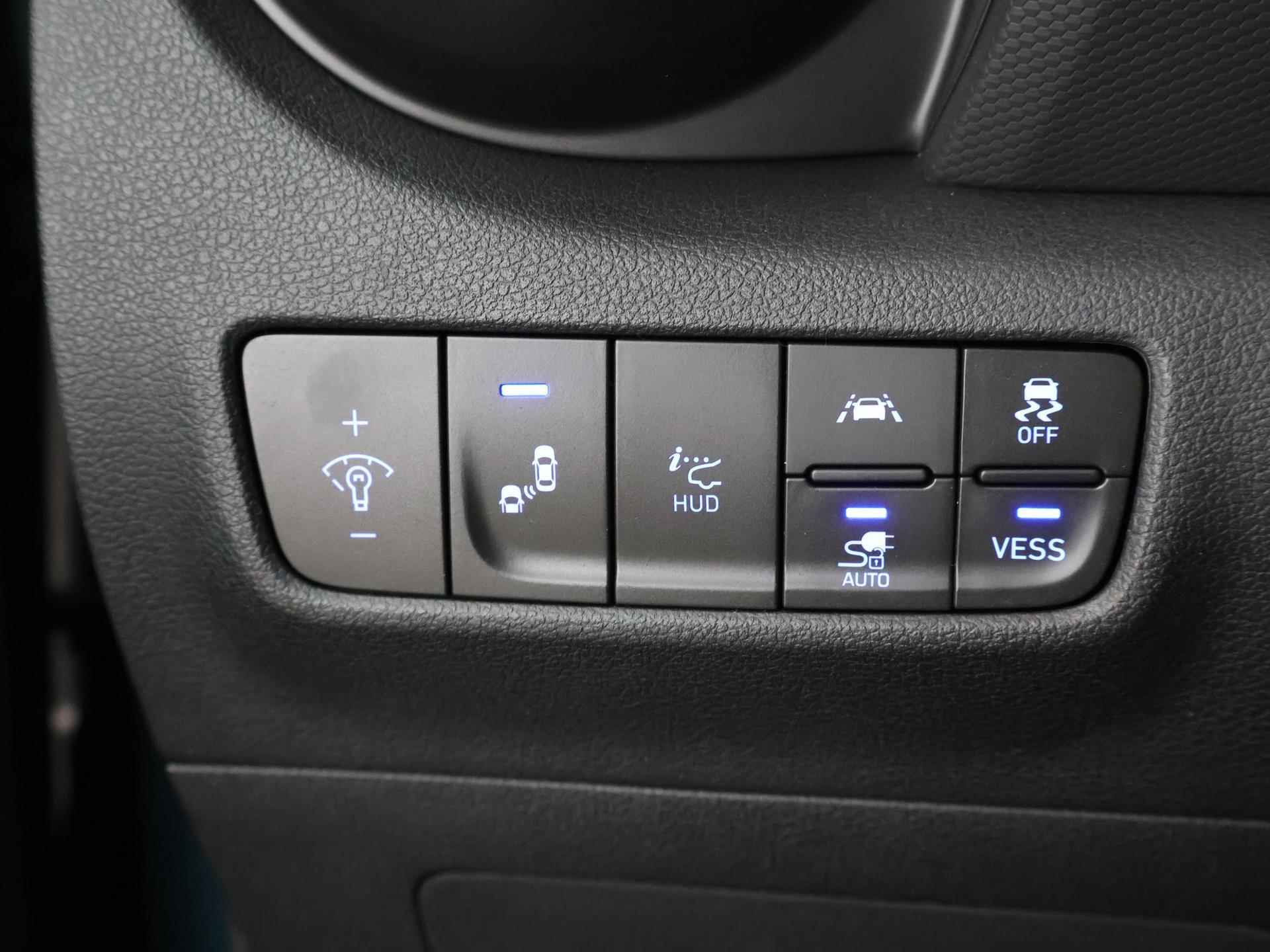 Hyundai Kona EV Premium 64 kWh | Schuif/Kantel dak | Navigatie | Camera | Stoelverwarming/Koeling | HUD | Lederen bekleding | Ele. verstelbare stoelen | Apple CarPlay | Krell Audio | - 38/48
