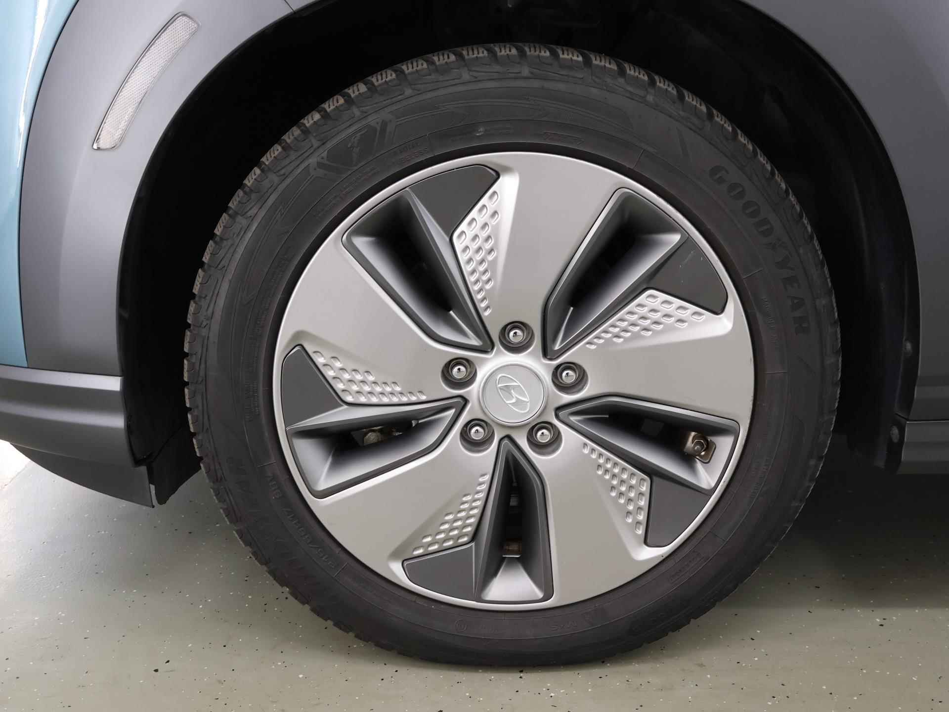 Hyundai Kona EV Premium 64 kWh | Schuif/Kantel dak | Navigatie | Camera | Stoelverwarming/Koeling | HUD | Lederen bekleding | Ele. verstelbare stoelen | Apple CarPlay | Krell Audio | - 47/48