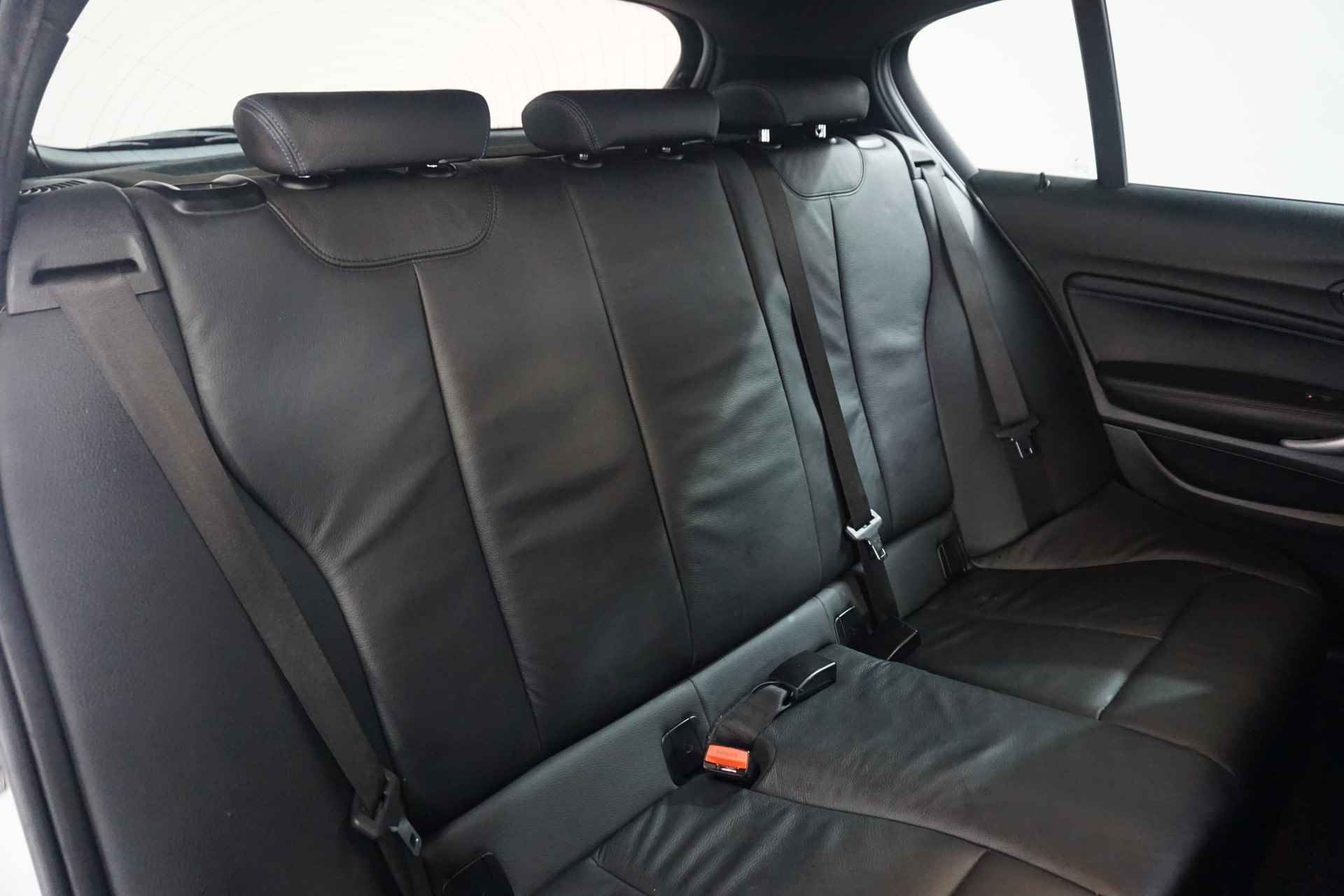 BMW 1-serie 118i Executive | Automaat | M-Sport | Sportstoelen | Leder | 2-Zone Clima | Hifi | LED - 39/44