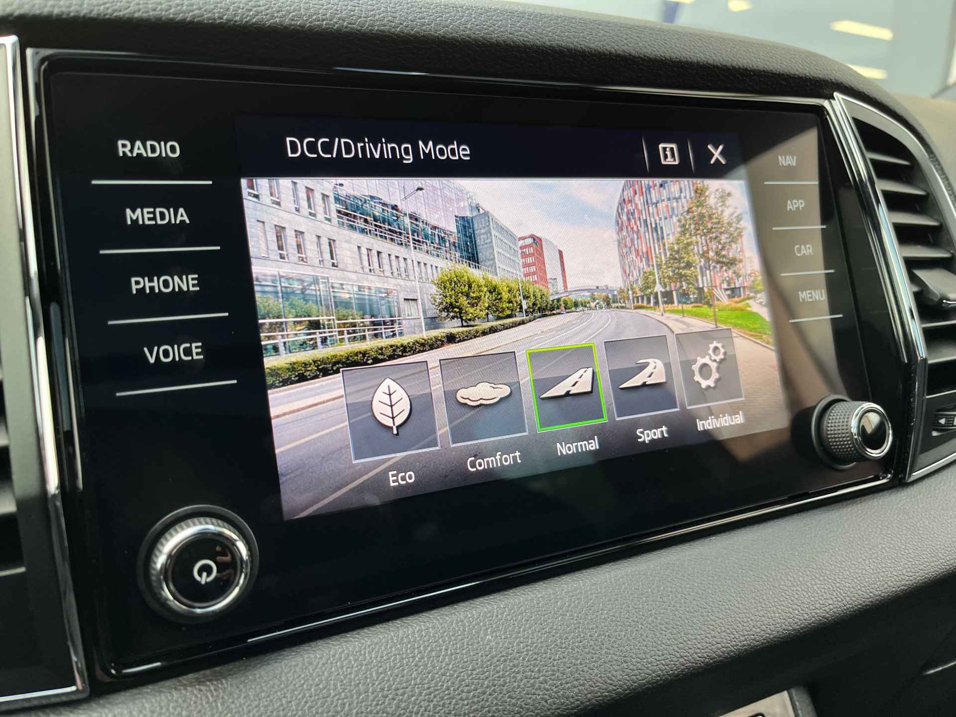 Škoda Karoq 1.5 TSI ACT Sportline Business / AUTOMAAT/ TREKHAAK/ PANO/ DCC/ CANTON AUDIO/ CAMERA/ PARK. SENSOREN/ LED/ DODE HOEK/ KEYLESS/ VIRTUAL COCKPIT/ STOEL VERWARM./ ADAPT. CRUISE/ APP CONNECT/ NAVI/ CLIMA/ DAB/ - 29/47