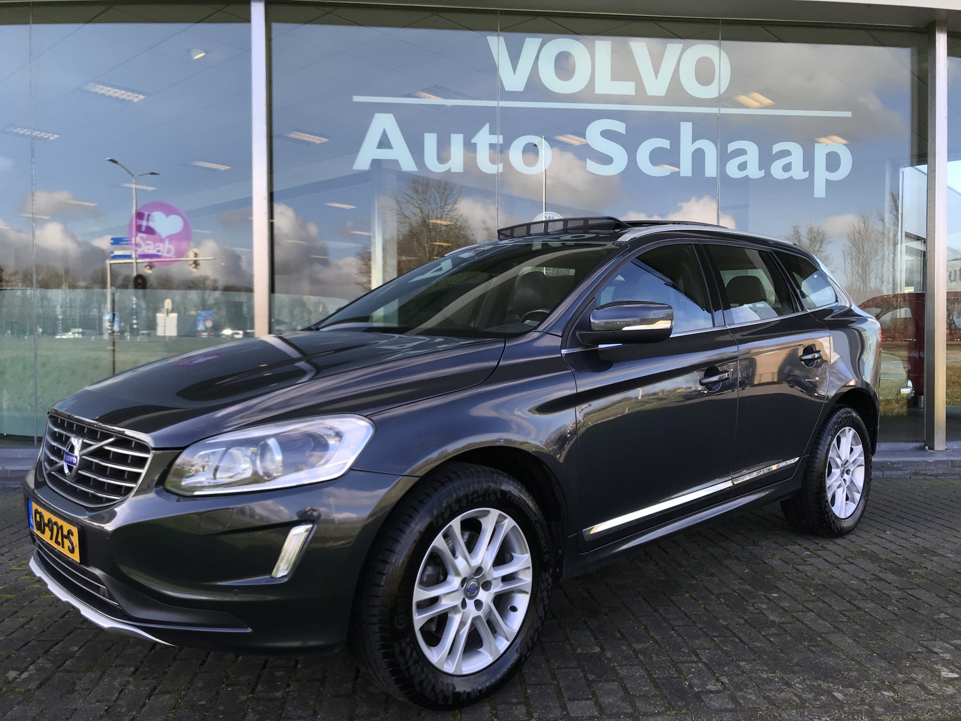 Volvo XC60 2.0 T5 FWD Summum Luxury Line Automaat | Rijklaar incl garantie | Panoramadak Trekhaak Xenon bij viaBOVAG.nl