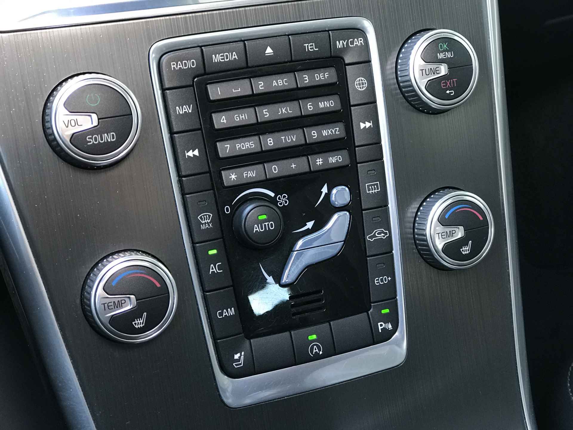 Volvo XC60 2.0 T5 FWD Summum Luxury Line Automaat | Rijklaar incl garantie | Panoramadak Trekhaak Xenon - 21/36