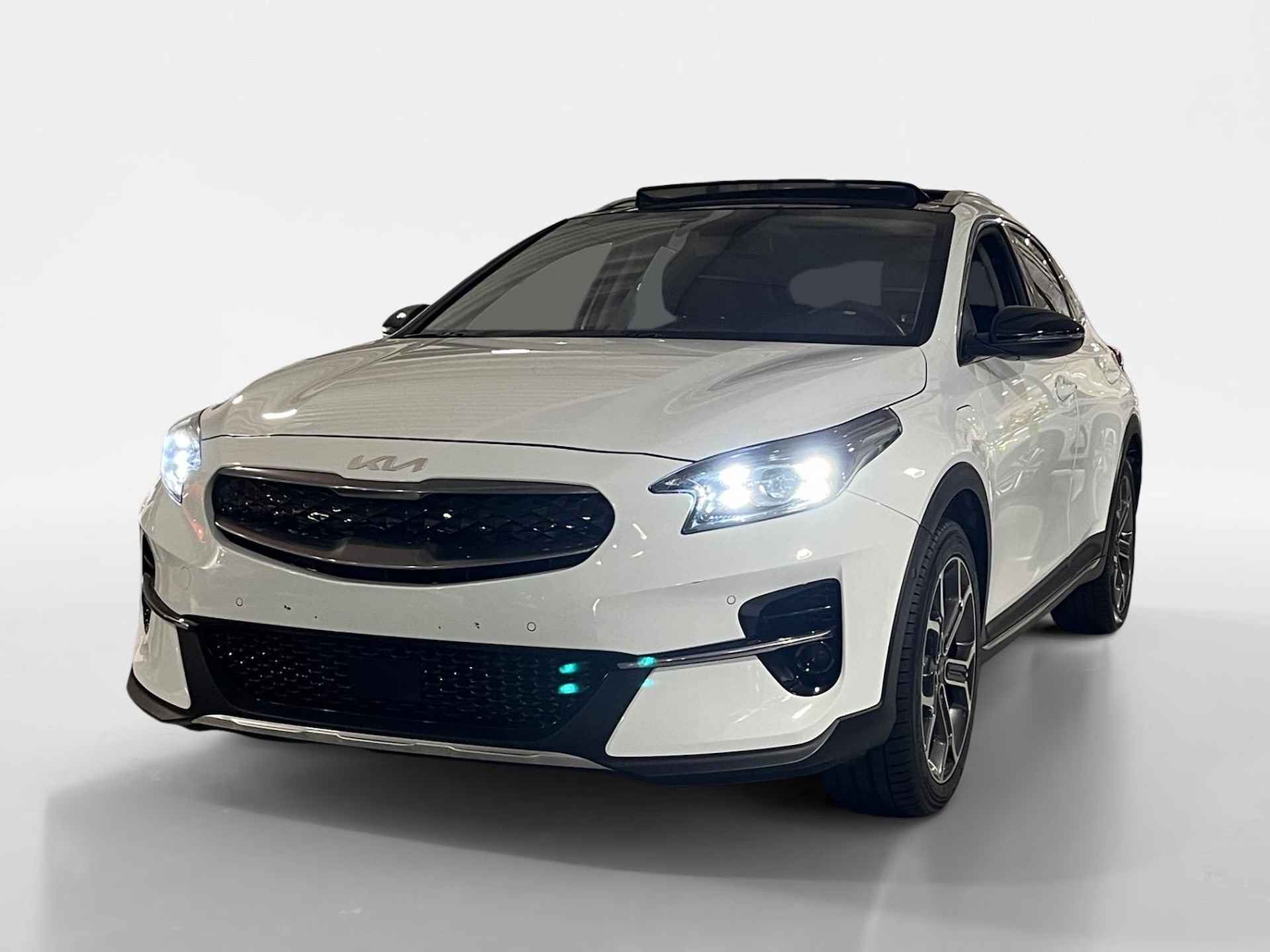 Kia XCeed 1.6 GDi PHEV Design Edition | Glazen schuif-/kanteldak | Stoel- en stuurverwarming | Elektrisch bedienbare achterklep | 18 inch LMV | Parkeersensoren voor- en achter | Dodehoekdetectie | Navi | Adaptive cruise control | Climate control - 2/30