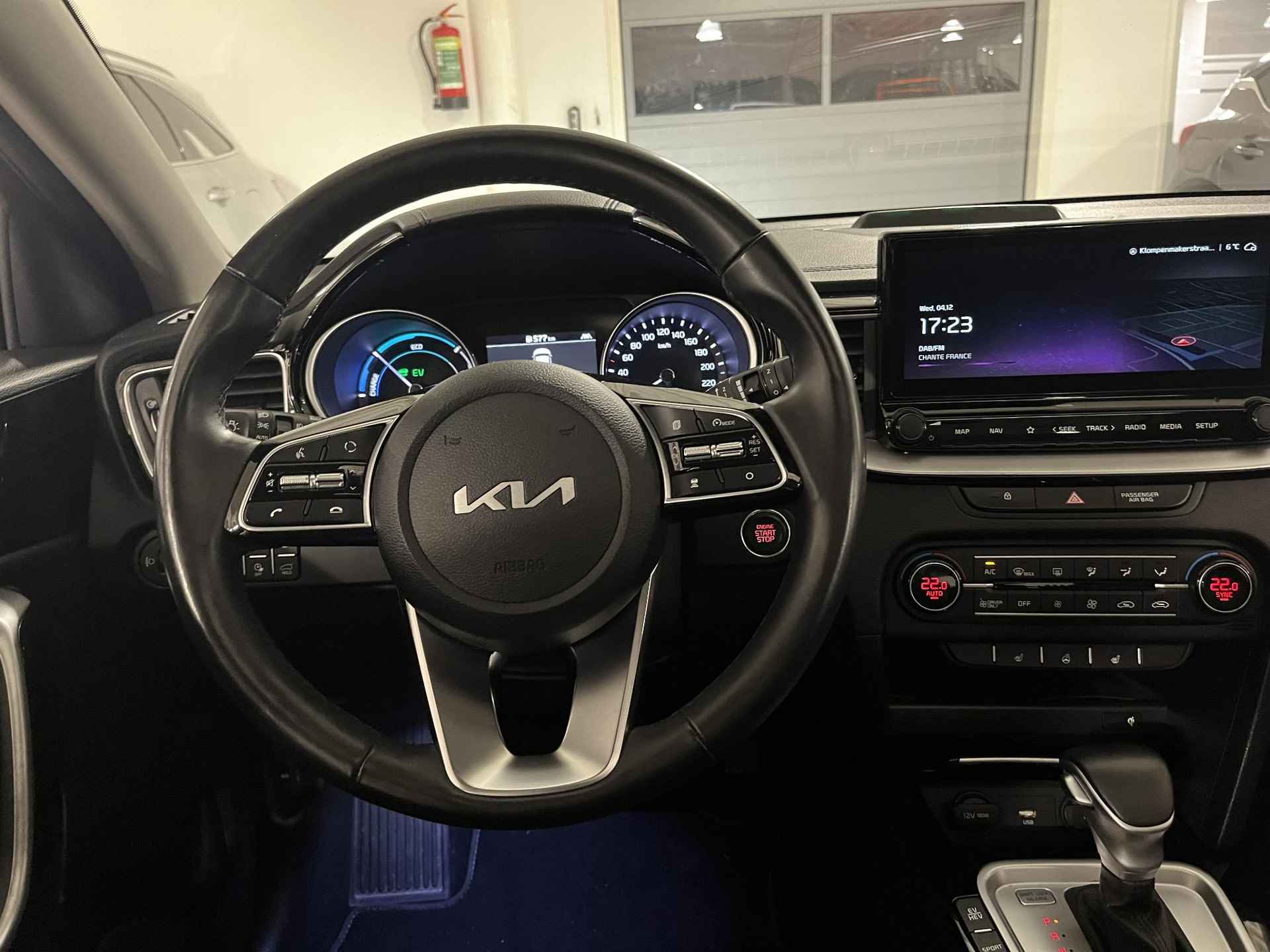 Kia XCeed 1.6 GDi PHEV Design Edition | Glazen schuif-/kanteldak | Stoel- en stuurverwarming | Elektrisch bedienbare achterklep | 18 inch LMV | Parkeersensoren voor- en achter | Dodehoekdetectie | Navi | Adaptive cruise control | Climate control - 12/30