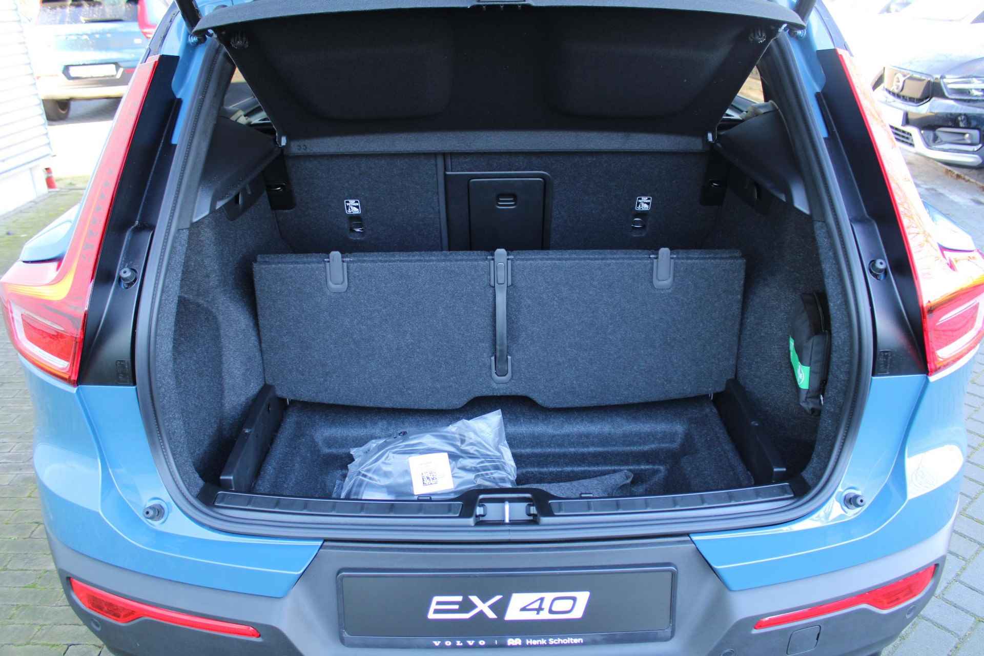 Volvo EX40 Single Motor Extended Range Ultra 82 kWh, Visual Park Assist incl. 360° Camera, Harman/Kardon Audiosysteem, Panoramisch Schuif-/Kanteldak, Extra Getint Glas Achter, Adaptieve Cruise Control Met Pilot Assist, Dodehoekdetectie (BLIS), 20" Lichtmetalen Velgen, Stoelverwarming, Stuurverwarming, Keyless Entry, Elektrische Achterklep, Parkeersensoren Voor & Achter - 26/30