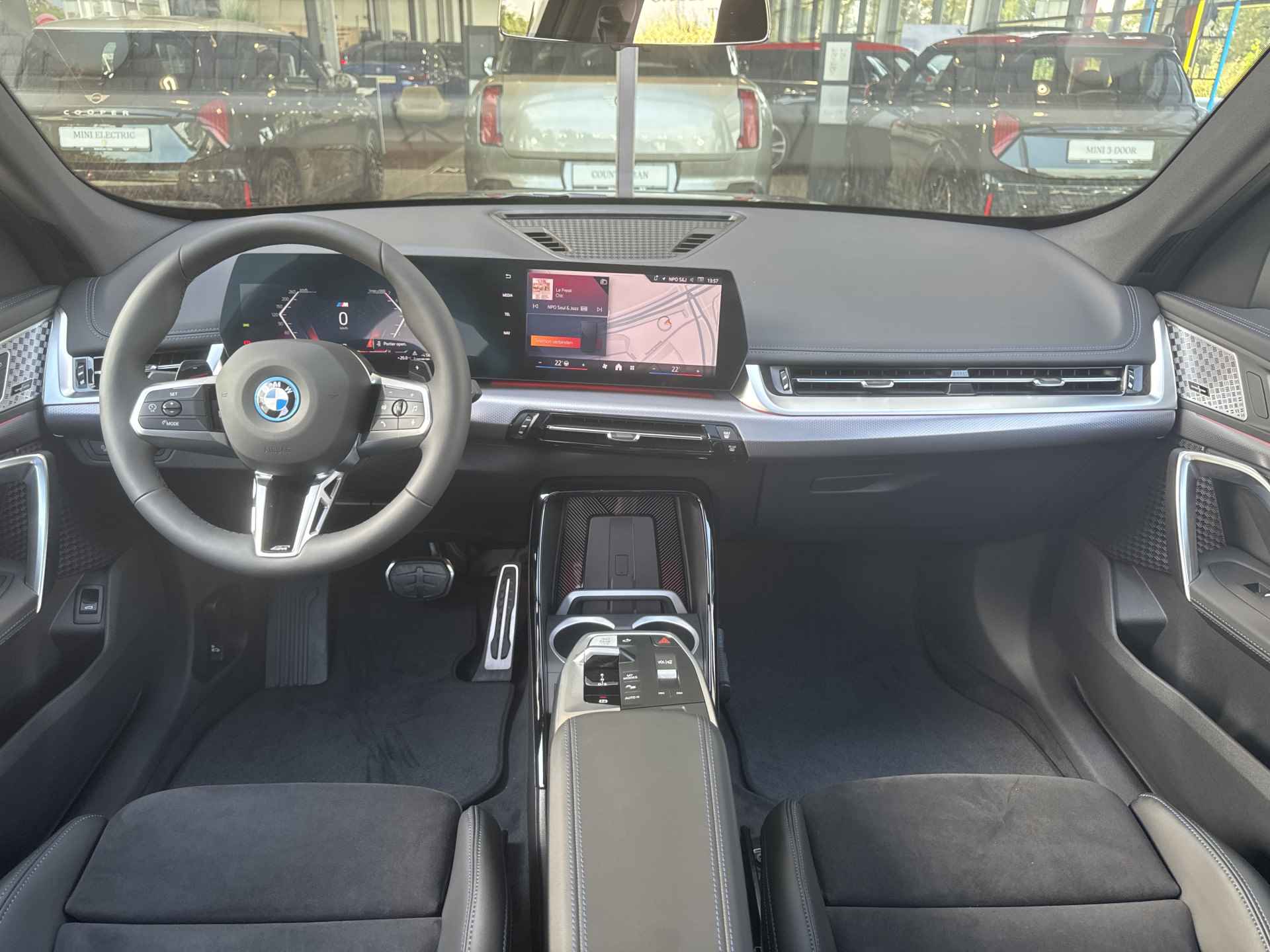 BMW X1 xDrive25e M Sport Automaat / Panoramadak / Trekhaak / Sportstoelen / M Adaptief onderstel / Comfort Access / Adaptieve LED / Parking Assistant - 6/73