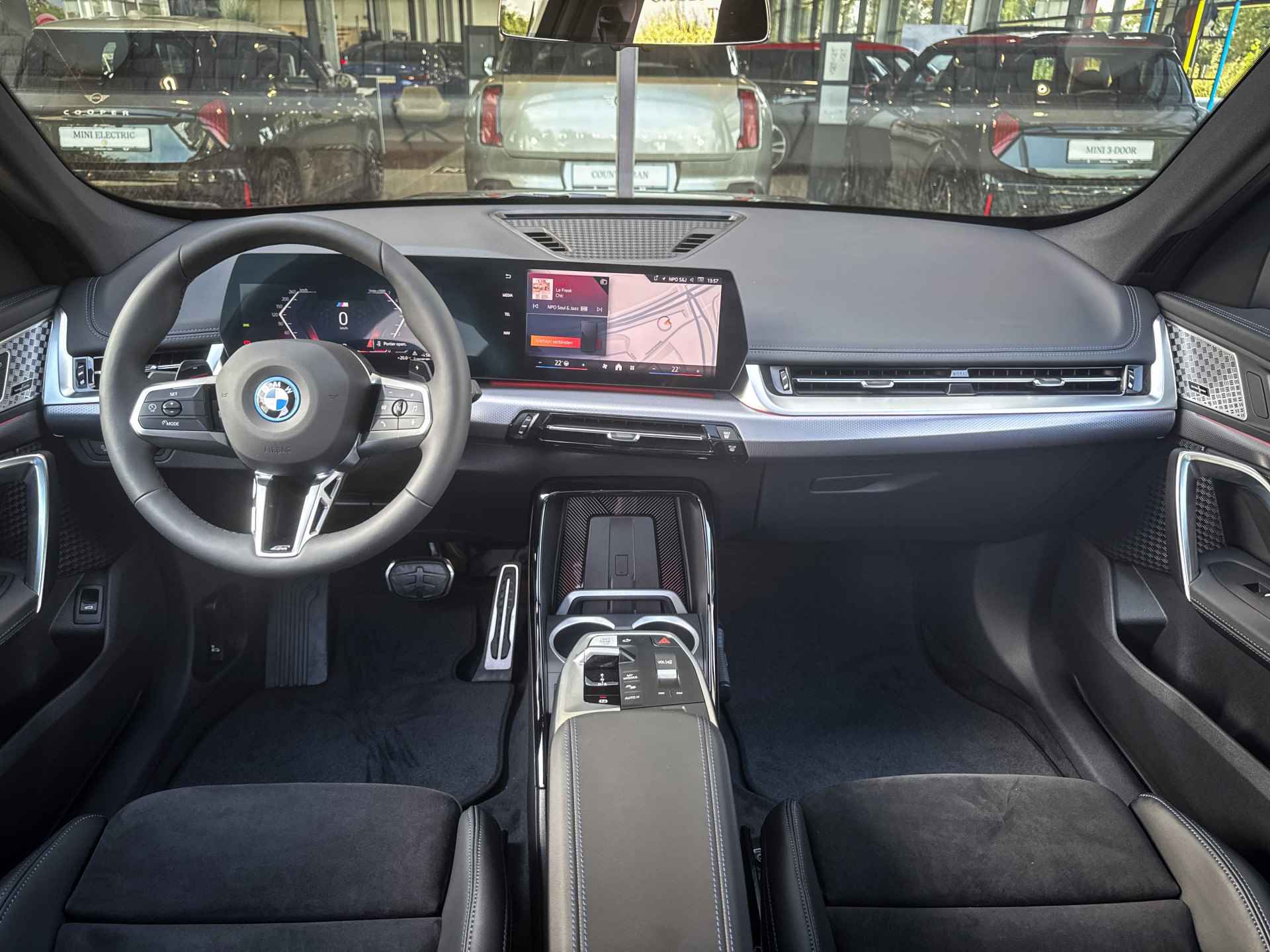 BMW X1 xDrive25e M Sport Automaat / Panoramadak / Trekhaak / Sportstoelen / M Adaptief onderstel / Comfort Access / Adaptieve LED / Parking Assistant - 42/73