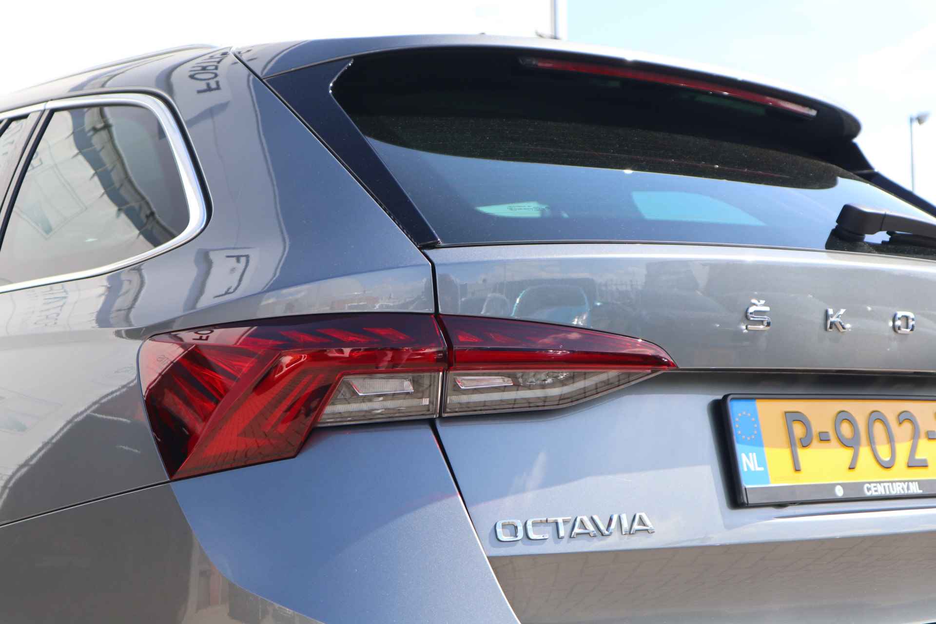 Škoda Octavia Combi 1.0 TSI Business Edition Plus NL-AUTO | ELEKTRISCHE KLEP | STOELVERW | CARPLAY | SFEERVERL | 2de PINSTERDAG GEOPEND VAN 10:00 T/M 16:00 UUR - 12/37