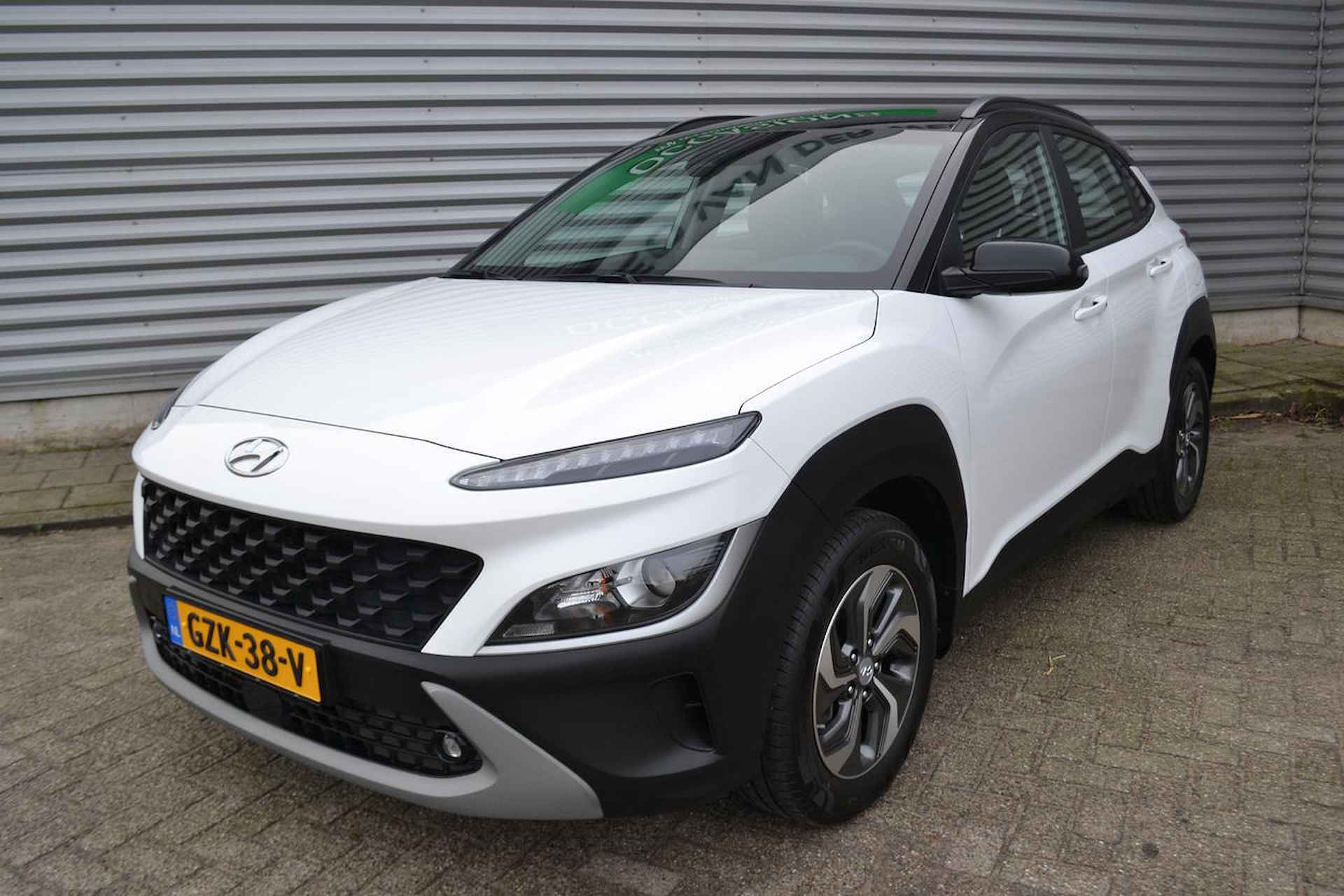 Hyundai KONA 1.6 HEV COMFORT|CARPLAY|CAMERA|TWO TONE - 2/37