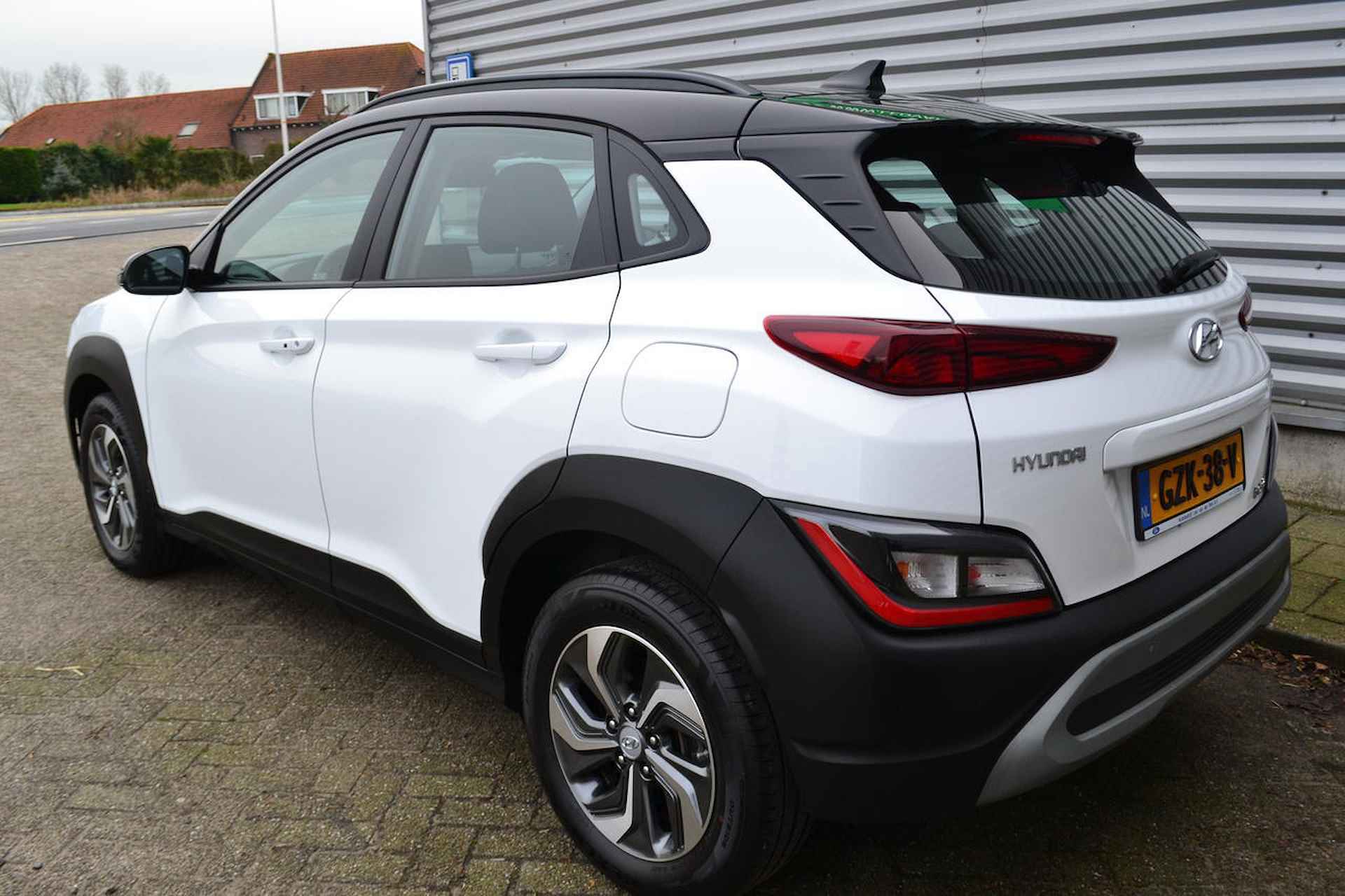 Hyundai KONA 1.6 HEV COMFORT|CARPLAY|CAMERA|TWO TONE - 4/37