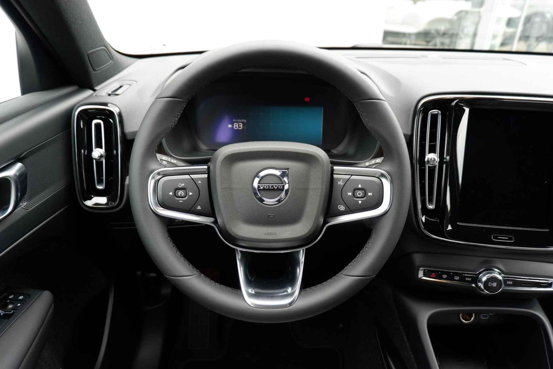 Volvo XC40 Single Motor Extended Range 252PK 82 kWh Plus, **Direct leverbaar** 717 Onyx Black Metallic, Tailored Wool Blend Midnight Zinc, 19" Lichtmetalen velgen, Adaptieve Cruise Control met Pilot Assist, BLIS dodehoekdetectie, Stoel- & sturwielverwarming, Google Maps & Infotainment, Elektrisch bedienbare achterklep, Keyless Entry & Go - 4/24