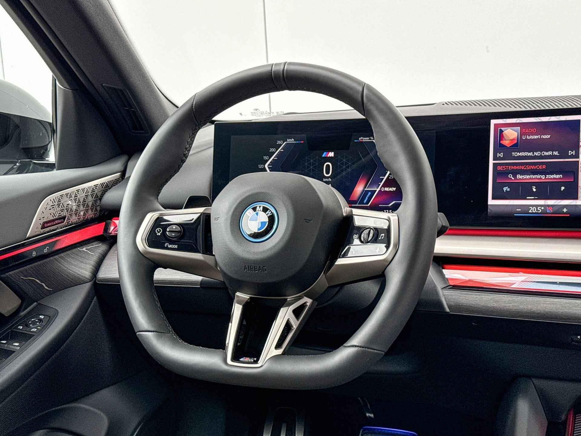 BMW i5 Sedan eDrive40 M-Sport  Pro / Adaptief Onderstel Prof /  21" / Bowers & Wilkins Surround Sound System / Head Up Display / Stoelverwarming voor en achter / Stuurwielrand Verwarming / Driving Assistant / Comfort Acces / Glazen Dak / Shadow Line /  Stoel Ventilatie / Adaptieve Led Koplampen / Selections - 9/29