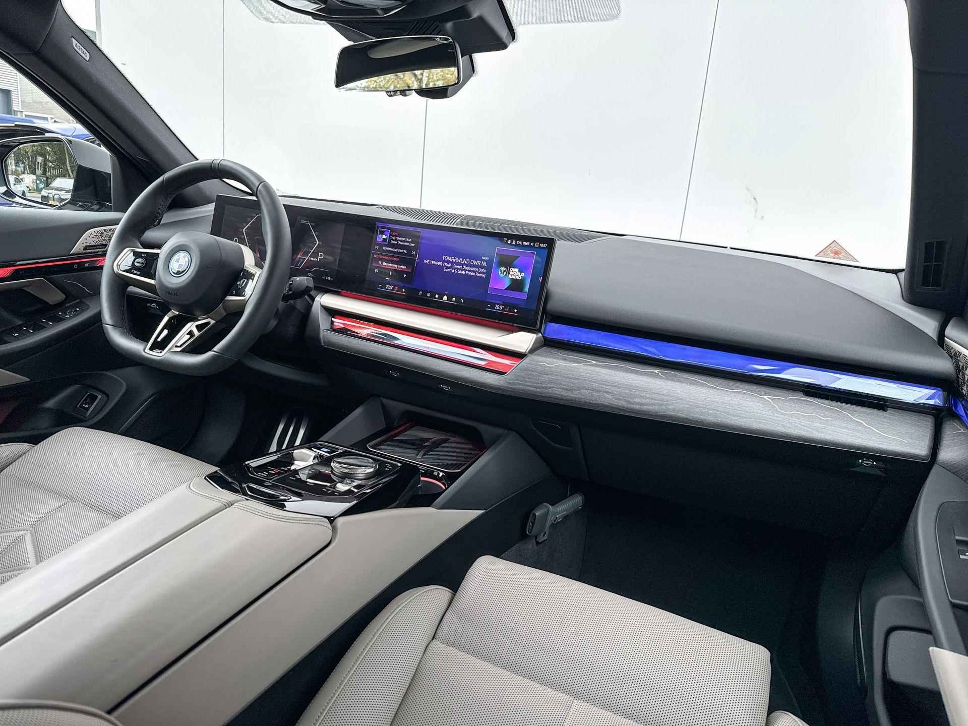 BMW i5 Sedan eDrive40 M-Sport  Pro / Adaptief Onderstel Prof /  21" / Bowers & Wilkins Surround Sound System / Head Up Display / Stoelverwarming voor en achter / Stuurwielrand Verwarming / Driving Assistant / Comfort Acces / Glazen Dak / Shadow Line /  Stoel Ventilatie / Adaptieve Led Koplampen / Selections - 19/29